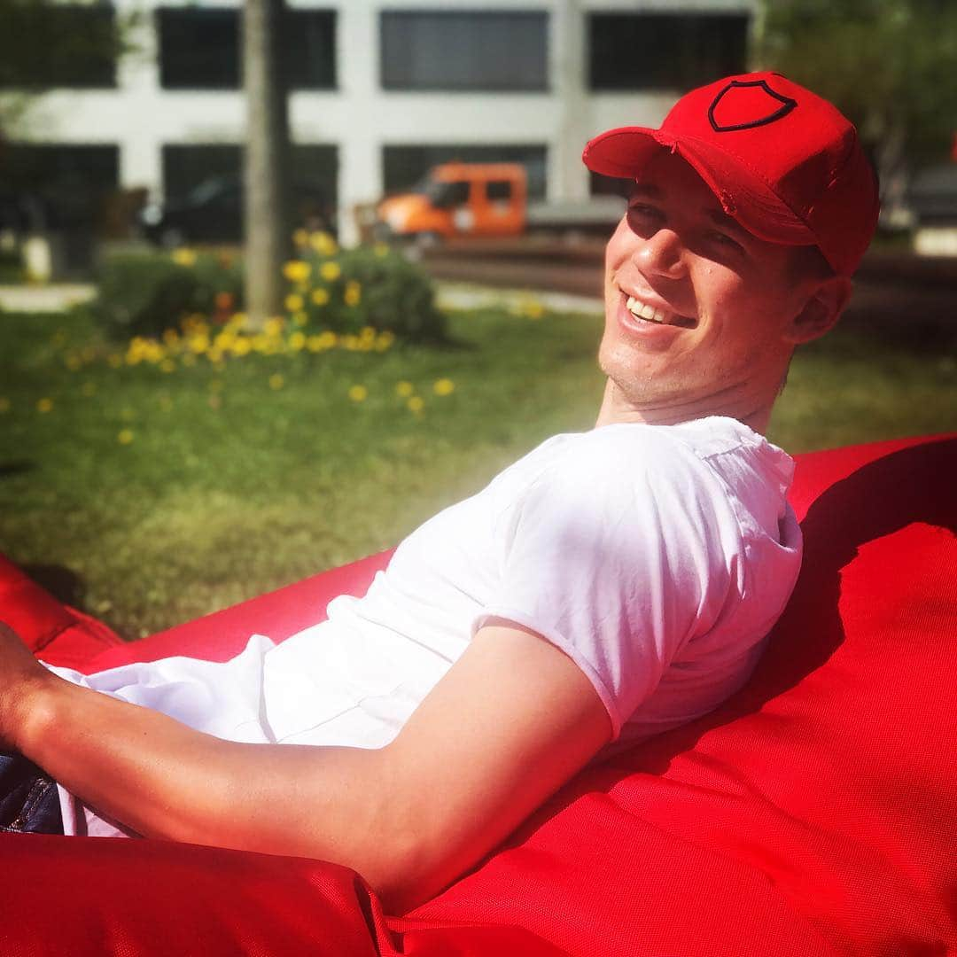 エリック・ドゥルムさんのインスタグラム写真 - (エリック・ドゥルムInstagram)「Munich ☀️ beste Fotografin 📸  #red #münchen #sun #lucasribbat #osphysio #37 #chilln」4月20日 18時43分 - _erik37durm