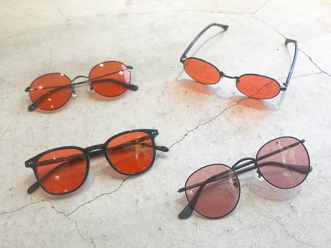 Zoff Officialのインスタグラム：「🍊🍊FRIDAY🍊🍊 良い週末を✨✨🍊 . 人気のカラーレンズサングラスより、オレンジ系をチョイス。🍊 シンプルな白いTシャツに合わせるのもおすすめ👓 5000円台で気軽にトライできるのも魅力✨✨ . 左上 ▶︎ZK182G04-14E1 右上 ▶︎ZP182G06-17E1 左下 ▶︎ZQ181G02-14E1 各¥5,000 （税抜） 右下 ▶︎ZN182G01-14E1 ¥5,500（税抜） #zoff#sunglasses#fashion#eyewear#eyeweardesign#orange #サングラス #summer  #color」