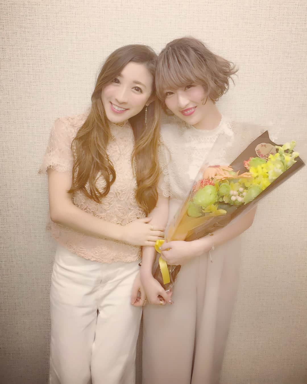 東條恭子さんのインスタグラム写真 - (東條恭子Instagram)「まいちゃんお誕生日おめでとうぅぅぅ!!💗💓💗 今日同じ現場なのを知っていたので驚かせたかった!!(笑) いつも心の綺麗なまいちゃんっ🌷 ずうっとそのままで…☺️🎂💕 * * #birthday #birthdaygirl #bff #japan #tokyo #japanese #japanesegirl #asiangirl #tokyogirl #model #friends #friendship #flower #happy #hbd #happybirthday #smile」4月20日 21時18分 - kyoko_tojo