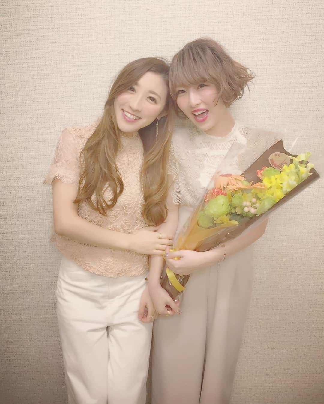 東條恭子さんのインスタグラム写真 - (東條恭子Instagram)「まいちゃんお誕生日おめでとうぅぅぅ!!💗💓💗 今日同じ現場なのを知っていたので驚かせたかった!!(笑) いつも心の綺麗なまいちゃんっ🌷 ずうっとそのままで…☺️🎂💕 * * #birthday #birthdaygirl #bff #japan #tokyo #japanese #japanesegirl #asiangirl #tokyogirl #model #friends #friendship #flower #happy #hbd #happybirthday #smile」4月20日 21時18分 - kyoko_tojo