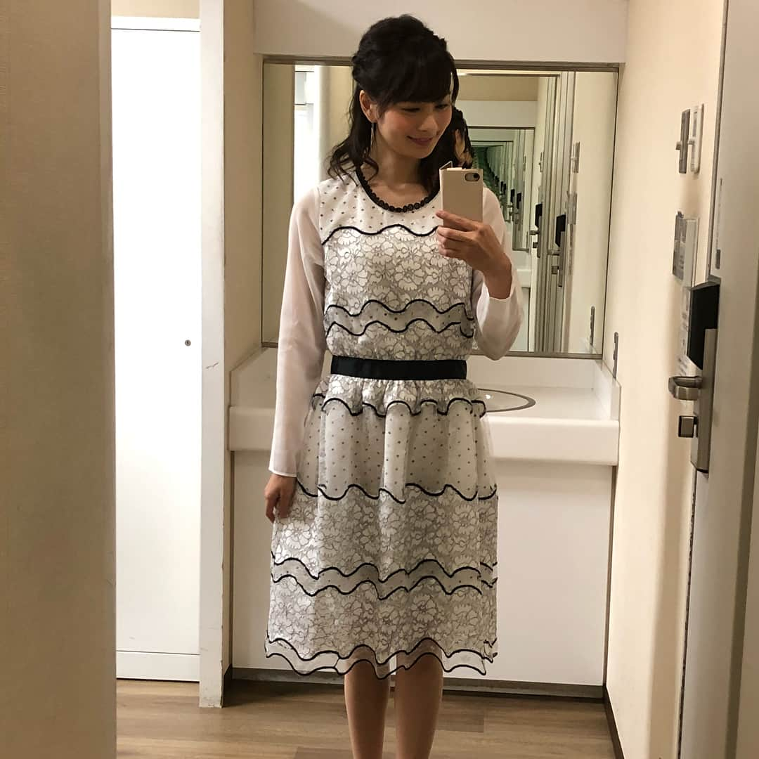 高見侑里さんのインスタグラム写真 - (高見侑里Instagram)「◡̈♥︎ 今朝のめざましどようびの衣装は ワンピース…#MillionCarats ピアス…#STARJEWELRY ディテールまで透け感とレース使いがすてきなお洋服でした👗 今日は暑くなりそうですね☀️ お出掛けされる方はお身体お気を付けください！」4月21日 8時51分 - yuri_takami_official