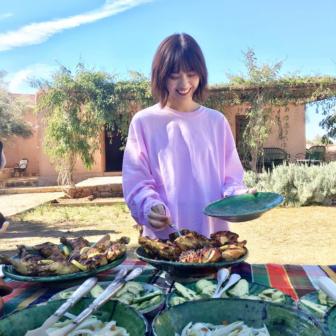 西野七瀬さんのインスタグラム写真 - (西野七瀬Instagram)「お庭にテーブルを出し、太陽の下でモロッコ料理ランチ🇲🇦この日は天気が良すぎて、メイク直しもテラスでぽかぽか日向ぼっこしながら行ったほど☺︎ #坂道姉妹 が表紙のノンノ6月号を読みながら、ステキな週末をお過ごしください！  #西野七瀬 #乃木坂46 #西野七瀬1stフォトブック #わたしのこと #5月9日発売 #日向の温度 #よきかな」4月21日 9時10分 - nanase_1st