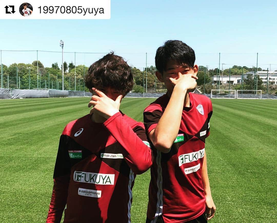 ヴィッセル神戸さんのインスタグラム写真 - (ヴィッセル神戸Instagram)「#Repost @19970805yuya with @get_repost ・・・ #松下ポーズ✌️ #流行ってます。 #目開いてない。 #visselkobe #vissel #ヴィッセル神戸 #郷家友太 #中坂勇哉 #松下佳貴」4月21日 0時47分 - visselkobe