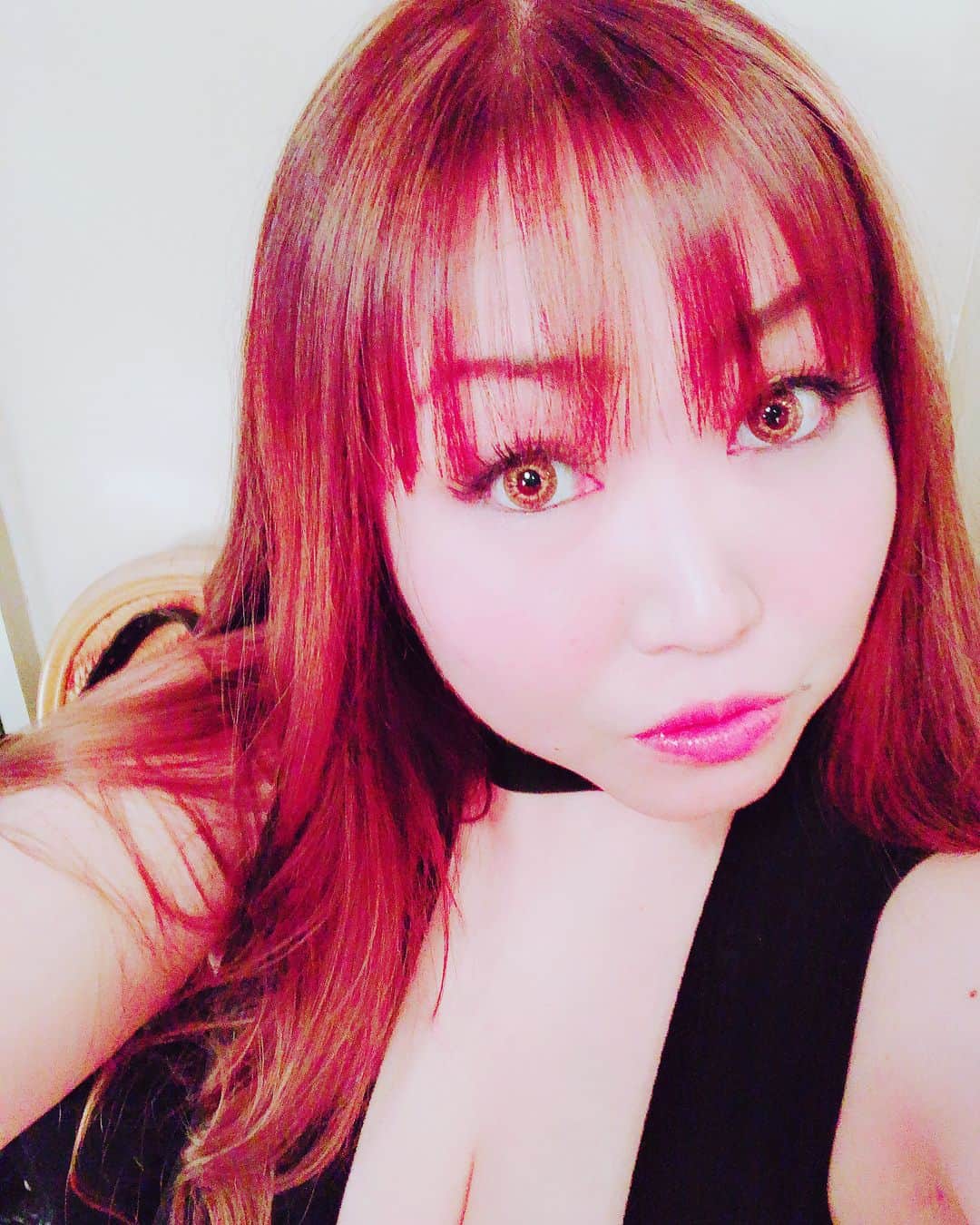 有奈めぐみさんのインスタグラム写真 - (有奈めぐみInstagram)「冬場はずっと自分でピンクのカラーを楽しんだから久しぶりに美容室へ行ってきてハイライトを入れカラーしてきたよ！！シャンプーされてる所見たくてフェイスガーゼしないでもらって喋って写メしてた笑そしていつも無難な紅茶とか頼むんだけど、オススメのスムージー飲んでた♡私の雑なこれにしたいんだって説明が通じるのはアキさん！！頼りにしてます🎶 #av #女優 #風俗嬢 #渋谷 #舌ピアス2連 #kカップ #スカルプネイル #美容室 #カット #カラー #ハイライト #神南#parkbymerry #akiさん #担当 #絶妙なバランス #前髪 #いつもありがとう」4月21日 4時04分 - arina_megu