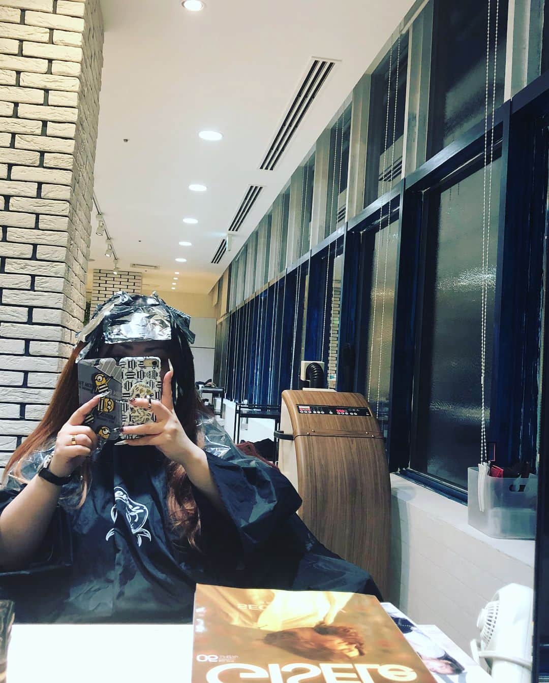 有奈めぐみさんのインスタグラム写真 - (有奈めぐみInstagram)「冬場はずっと自分でピンクのカラーを楽しんだから久しぶりに美容室へ行ってきてハイライトを入れカラーしてきたよ！！シャンプーされてる所見たくてフェイスガーゼしないでもらって喋って写メしてた笑そしていつも無難な紅茶とか頼むんだけど、オススメのスムージー飲んでた♡私の雑なこれにしたいんだって説明が通じるのはアキさん！！頼りにしてます🎶 #av #女優 #風俗嬢 #渋谷 #舌ピアス2連 #kカップ #スカルプネイル #美容室 #カット #カラー #ハイライト #神南#parkbymerry #akiさん #担当 #絶妙なバランス #前髪 #いつもありがとう」4月21日 4時04分 - arina_megu