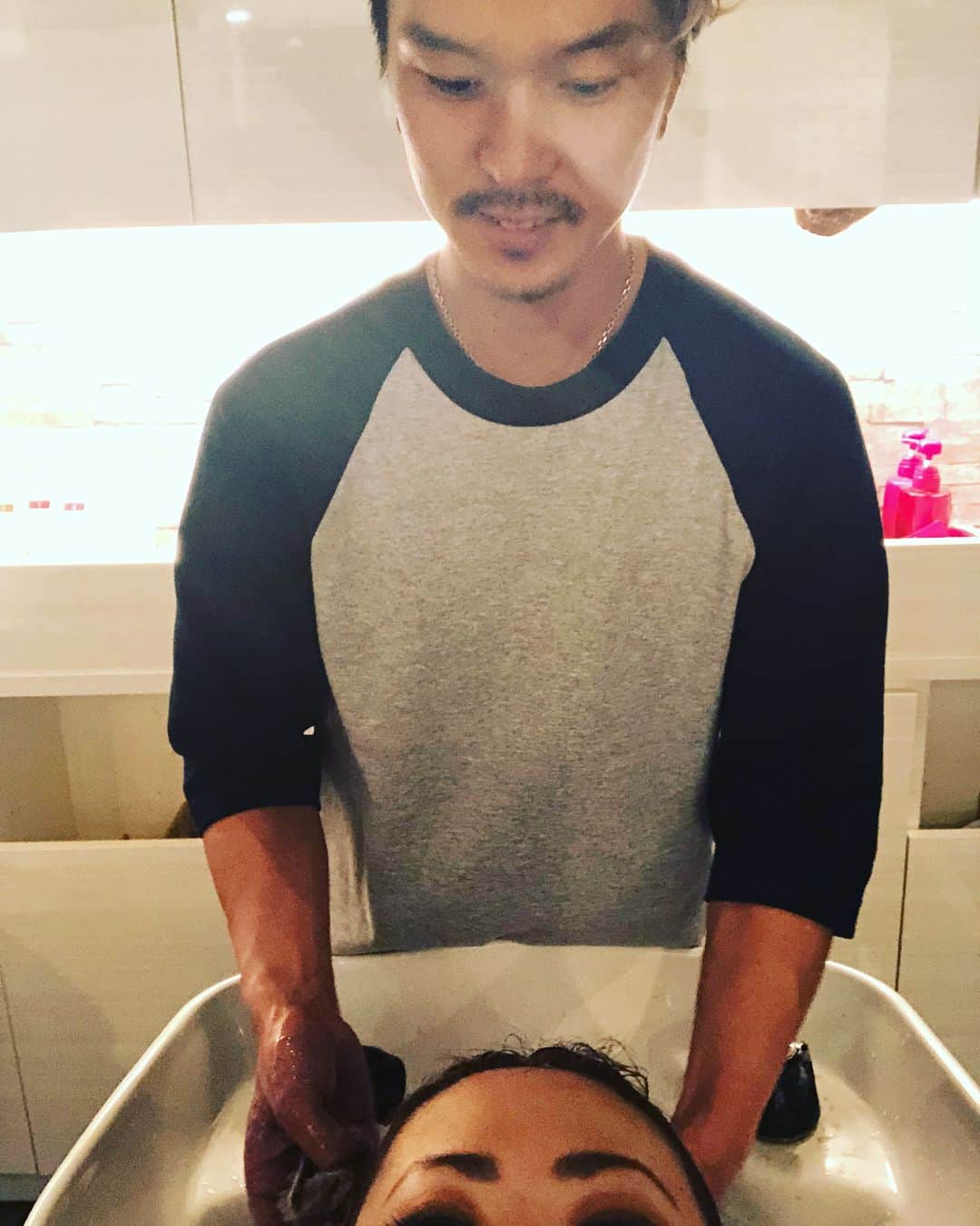 有奈めぐみさんのインスタグラム写真 - (有奈めぐみInstagram)「冬場はずっと自分でピンクのカラーを楽しんだから久しぶりに美容室へ行ってきてハイライトを入れカラーしてきたよ！！シャンプーされてる所見たくてフェイスガーゼしないでもらって喋って写メしてた笑そしていつも無難な紅茶とか頼むんだけど、オススメのスムージー飲んでた♡私の雑なこれにしたいんだって説明が通じるのはアキさん！！頼りにしてます🎶 #av #女優 #風俗嬢 #渋谷 #舌ピアス2連 #kカップ #スカルプネイル #美容室 #カット #カラー #ハイライト #神南#parkbymerry #akiさん #担当 #絶妙なバランス #前髪 #いつもありがとう」4月21日 4時04分 - arina_megu