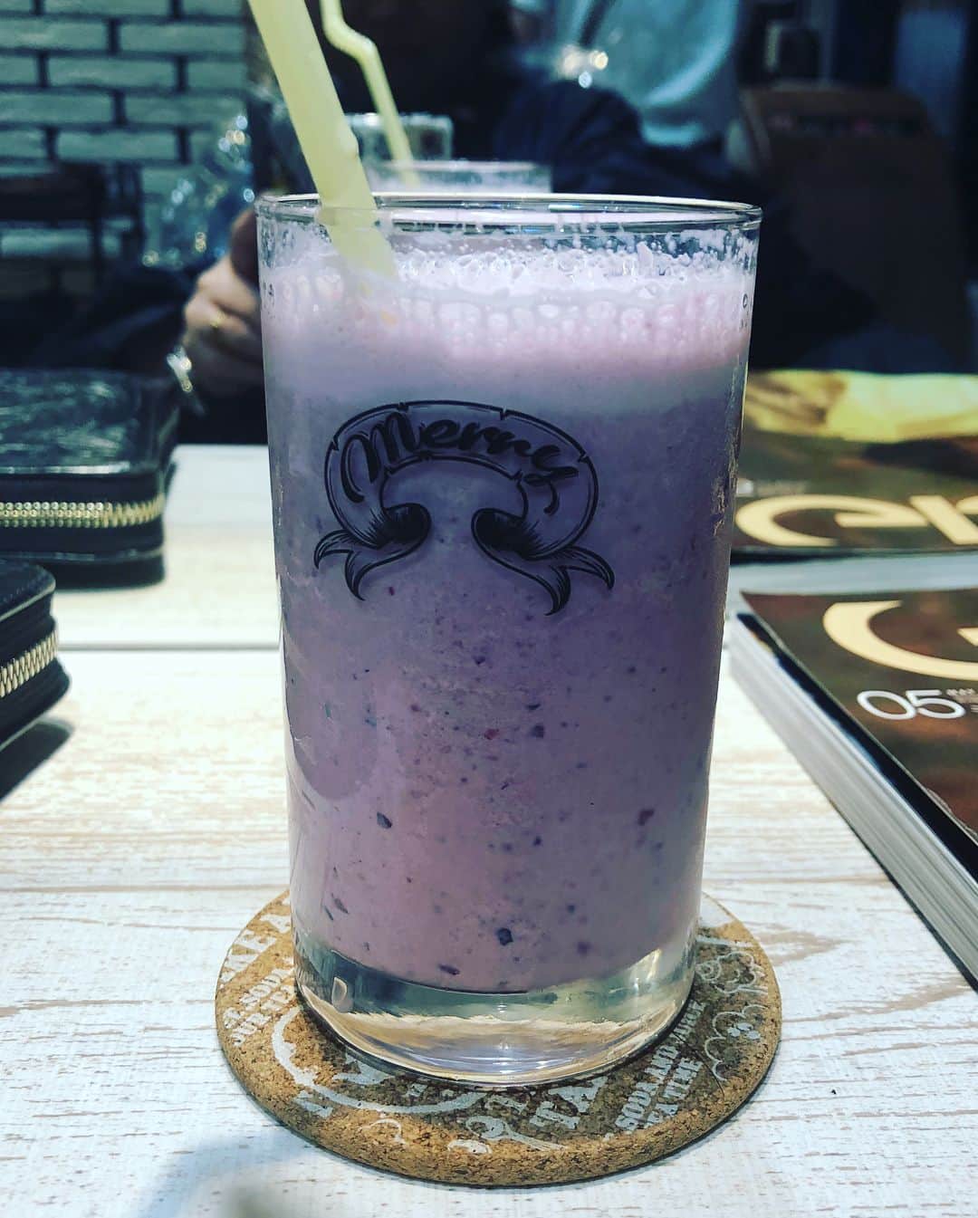 有奈めぐみさんのインスタグラム写真 - (有奈めぐみInstagram)「冬場はずっと自分でピンクのカラーを楽しんだから久しぶりに美容室へ行ってきてハイライトを入れカラーしてきたよ！！シャンプーされてる所見たくてフェイスガーゼしないでもらって喋って写メしてた笑そしていつも無難な紅茶とか頼むんだけど、オススメのスムージー飲んでた♡私の雑なこれにしたいんだって説明が通じるのはアキさん！！頼りにしてます🎶 #av #女優 #風俗嬢 #渋谷 #舌ピアス2連 #kカップ #スカルプネイル #美容室 #カット #カラー #ハイライト #神南#parkbymerry #akiさん #担当 #絶妙なバランス #前髪 #いつもありがとう」4月21日 4時04分 - arina_megu