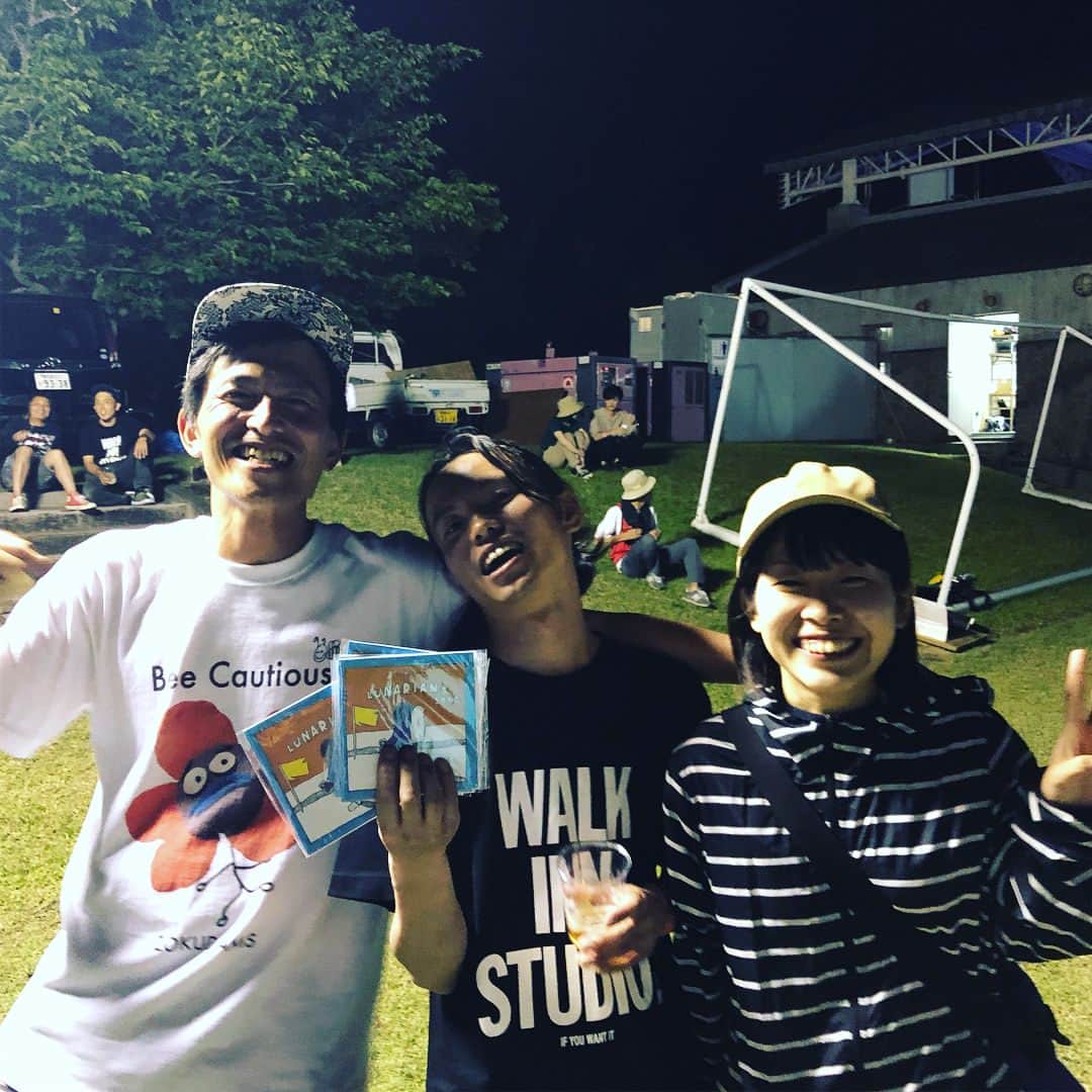 ツジトモタカのインスタグラム：「鹿児島WALK INN FES!2018 最高なイベントでした。 鹿児島の地元で活動してるバンドも沢山観られて、しかも全部むちゃくちゃかっこよかった。 ekaki apes、ZOKUDAMS、GLARE SOUNDS PROJECTION、こういう出会いがあるからバンドって楽しい。 来年も出たい。 あ、シネマのライブで突然出てギター弾いた少年は突然少年のカニくんでした。 あと、前ノリで行った酒場とくちゃんは最高にかっこよくタバコを吸うママの最高な店でした。 竹亭の写真は去年の。ガンコちゃんと。 今日は福岡へ。」