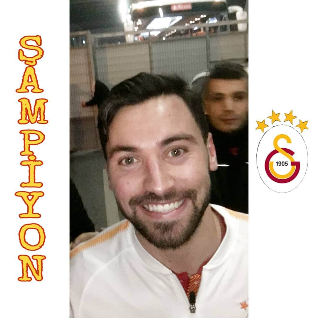 シナン・ギュミュシュのインスタグラム：「ŞAMPİYON CİMBOMBOM👊 @galatasaray @sinanguemues」