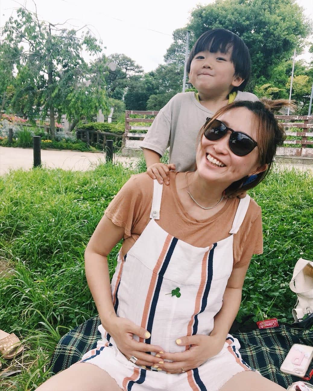 花盛友里のインスタグラム：「友達が撮ってくれた2ショット。 二人の写真自撮りしないとあんまりないから嬉しいなー♡ お腹には四つ葉のクローバーが乗ってるのだ！ みろありがとううう♡ Photo by @mirograph」