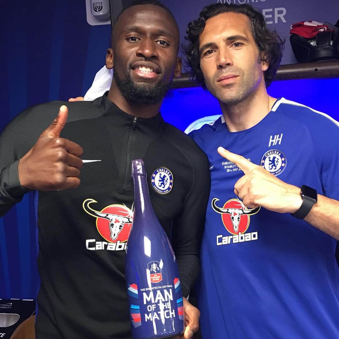 エンリケ・イラーリオのインスタグラム：「#astonishing Epic end of the season 💙 well done guys, also well deserved for all of the hard work done throughout the season.  Team effort and diference class from everyone @chelseafc  Big congrats to @toniruediger for wining the Man Of The Match.  #facup #champions」