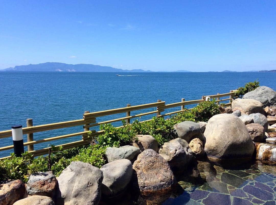 祥吉さんのインスタグラム写真 - (祥吉Instagram)「蒼海の湯から おはようございます😃 今日も爽やかな青空です #赤穂#赤穂御崎#赤穂温泉#赤穂温泉祥吉#潮彩きらら祥吉 #祥吉#瀬戸内海#海#空#青空#小豆島#小豆島が見える #爽快#晴れ#露天風呂#海が見える露天風呂#海が見えるお風呂#日帰り入浴 もあります」5月20日 10時34分 - akoshokichi