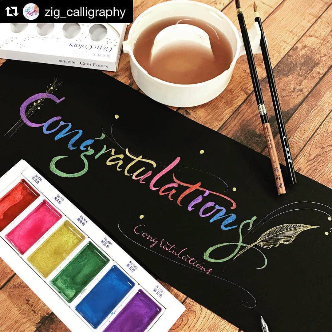 のインスタグラム：「#Repost @zig_calligraphy with @get_repost ・・・ 顔彩耽美 ジェムカラーズ★ 〔Gem Colors〕  キラキラきらめくメタリック調の顔彩です。 隠ぺい性に優れ、濃い色の紙にもしっかり発色します。 ▪️紅玉色No.830(Gem RED) ▪️桃玉色No.831(Gem PINK) ▪️黄金色No.903(Yellow Gold) ▪️緑玉色No.850(Gem GREEN) ▪️青玉色No.860(Gem BLUE) ▪️紫玉色No.861(Gem VIOLET) 【顔彩耽美 ジェムカラーズ】MC20GC/6V 価格:1,200円  6色セット  #顔彩 #顔彩耽美 #GANSAI #GANSAITAMBI #gemcolors #brushlettering #calligraphy #雲月硯」