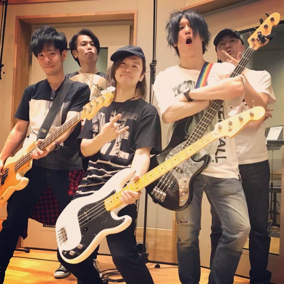 のインスタグラム：「昨日はQ-MHzさまのRECでした。 ベーシストお三方が集まりましたん。 左から黒須さん、わたくし、二家本さん、田淵くん、田代さん！ お疲れ様でしたー！」