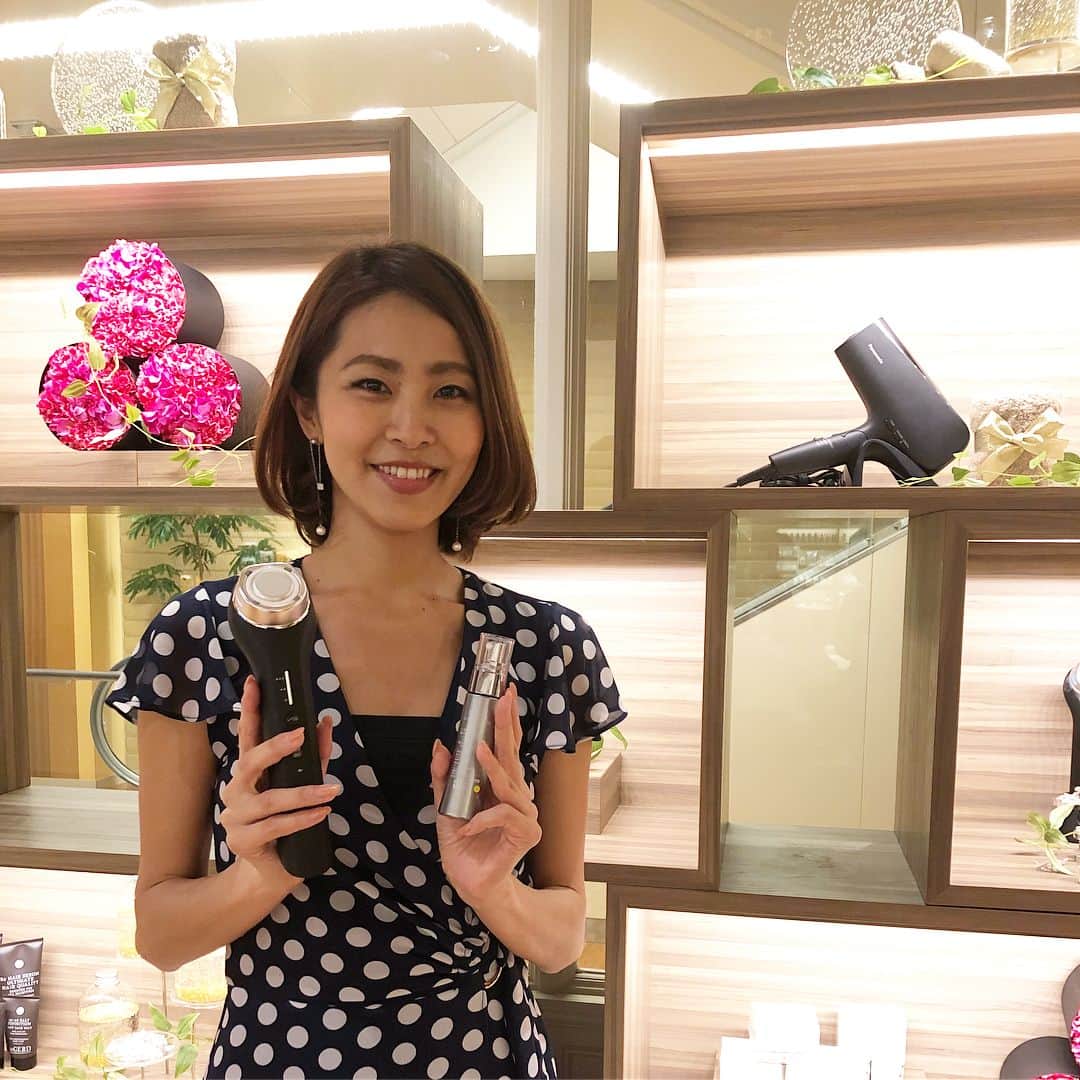 のインスタグラム：「. Panasonic Beauty Premium Ambassador ＊ . 本日 Panasonic Beauty Premiumから 【 RF美容器 】が新発売！！ RF（ラジオ波）と超音波のダブルで お肌にアプローチしてくれる新しい美容器。 ハリ感やリフトアップの効果期待大！ . さっそく今日 新宿 伊勢丹まで 遊びに行ってきました。 . Panasonic Beauty Premium では、 5/16～22まで伊勢丹新宿店 地下２階 （パークプロモーション）にて 『プレミアム商品の体験』を実施中です。 もちろん、新発売のRF美容器も体験できます！ . また、19日(土)と20日(日)には 『メイクアップアーティストによる お肌の基礎ケアアドバイスからメイクアップ』 も受けられます。 . 無料&予約不要ですので、ぜひ！😊 . #パナソニックビューティプレミアム #エイジングケア #RF美容器 #PR #美魔女 #bimajo #坂元美容レポ」