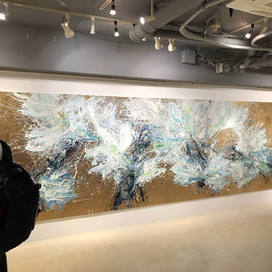 のインスタグラム：「木下友梨香&伊山由香 二人展「わいわい～Why！Why？～」のオープニングパーティーに行ってきました。ユリカちゃんのこんな大きな作品を見たのは初めてで、圧巻でした！！ （2枚目の写真のスケボーの写真が切れてしまってた…涙） 展示期間は5月11日(金)－22日(火)までやってます！ぜひぜひ！！ . . 「わいわい～Why！Why？～」木下友梨香、伊山由香 場所：元麻布ギャラリー（東京都港区元麻布3-12-3） 会期：5月11日（金）－ 22日(火) 時間：11:00－19:00（月曜休廊／最終日は17:00まで）」