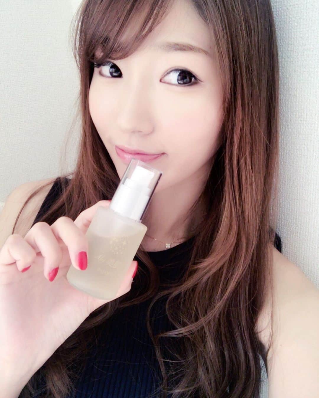 のインスタグラム：「先日話していた #My美肌菌 が届きましたー❤️ 世界に 1つだけのオーダーメイド美容液だなんて贅沢❤️ どれだけ肌質が改善されるのかとっても楽しみです🙌✨ . My美肌菌とは、自分の肌のいい菌、つまり善玉菌を採取して、自分に合った美容液を作ってくれるというものです✨美容液を使い続けて善玉菌を沢山育てます❤️ . これまで市販の化粧水や乳液だと荒れたりしちゃうので苦労してました💦超敏感肌の私でも安心して使えるのが嬉しい！ ちなみにMy美肌菌を使って3日目ですが、ヒリヒリしたり赤くなったり肌がびっくりすることなく使えてます！感動✨さすが自分専用の美容液ですね😉 また、経過報告しまーす❤️ . . @mybihadakin  #my美肌菌 #美容液 #美肌 #美容 #beauty #美肌菌 #スキンケア #selfie #自撮り #japanesegirl #asiangirl」