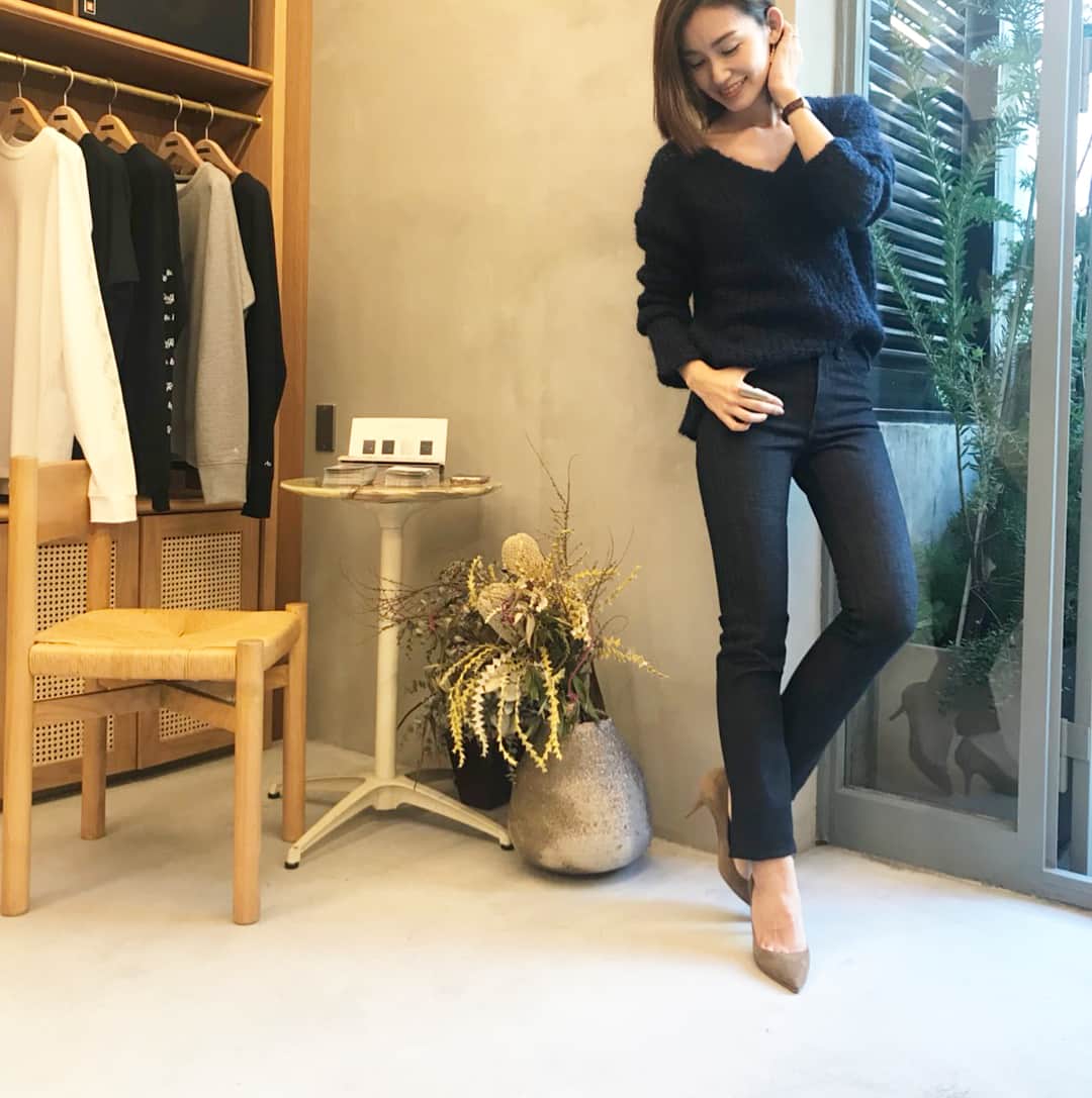 武藤京子さんのインスタグラム写真 - (武藤京子Instagram)「* @ragandbone の THE HERITAGE COLLECTION #thecigarette * 最近 細身のデニムを 徐々に避けるようになっていたけど このデニムの 細見え度と 美脚度にビックリ‼️ * すごく素敵な インディゴの色で 大人がキレイに穿けるデニムです * ショップ併設の @ragandbonecoffee では 驚きの 炭酸入りコーヒー‼️ クセになりそうな美味しさでした * #ニットもragandboneだよ #ブログにも詳しく書いています  #プロフィールにブログのリンク貼ってます #ragandbone  #ragandbonecoffee  #rbdiy」5月16日 8時34分 - kyokomuto0628