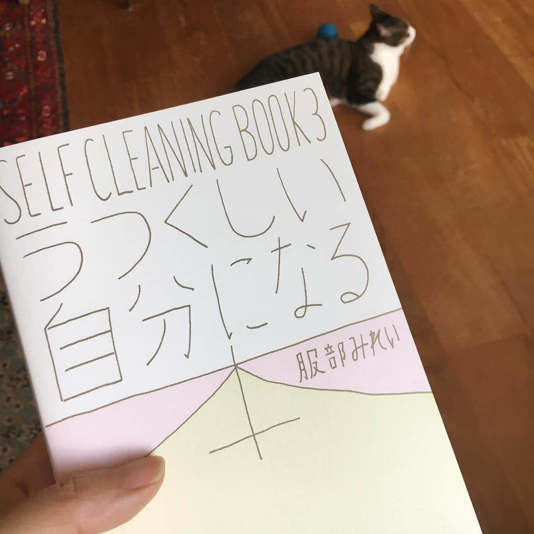石田ゆり子さんのインスタグラム写真 - (石田ゆり子Instagram)「服部みれいさんの 「うつくしい自分になる本」。 送っていただいて 読み始めたけれど、 共感と気づき、学びにあふれていて これはじっくり読まなければ いけないと思いました。 美容の本ではありません (もちろん美容に通じる要素は やまほどありますが) 一番ショックだったのは 都市というものへ警告。 だけどきっと みんな心の奥では感じていること。 心して読みます。 #うつくしい自分になる本」5月16日 8時53分 - yuriyuri1003