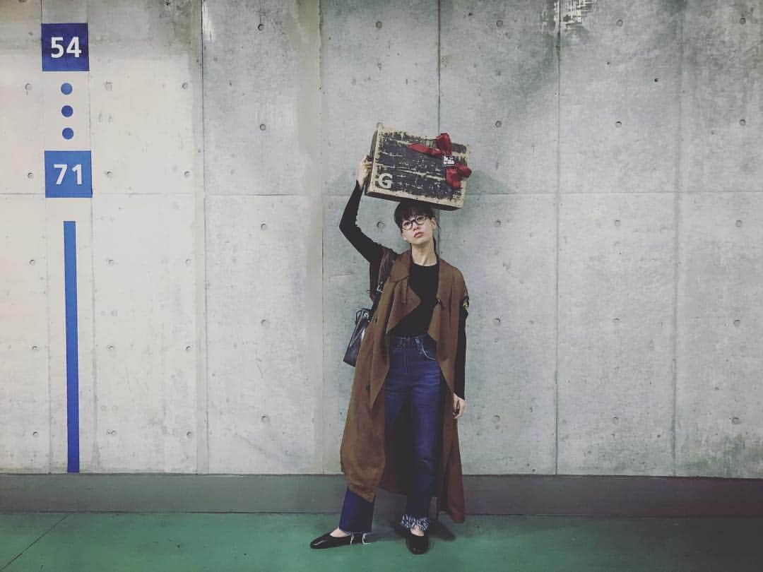 水川あさみのインスタグラム：「ウンチョコチョコチョコピーを全力でやったからグリフィスの箱馬ちゃんといただきましたん🙆‍♀️うんれしい。 その後現場で一緒になったグリフィスのスタッフさんに聞いたら私の為に汚しをかけてくれたらしい。感激！」