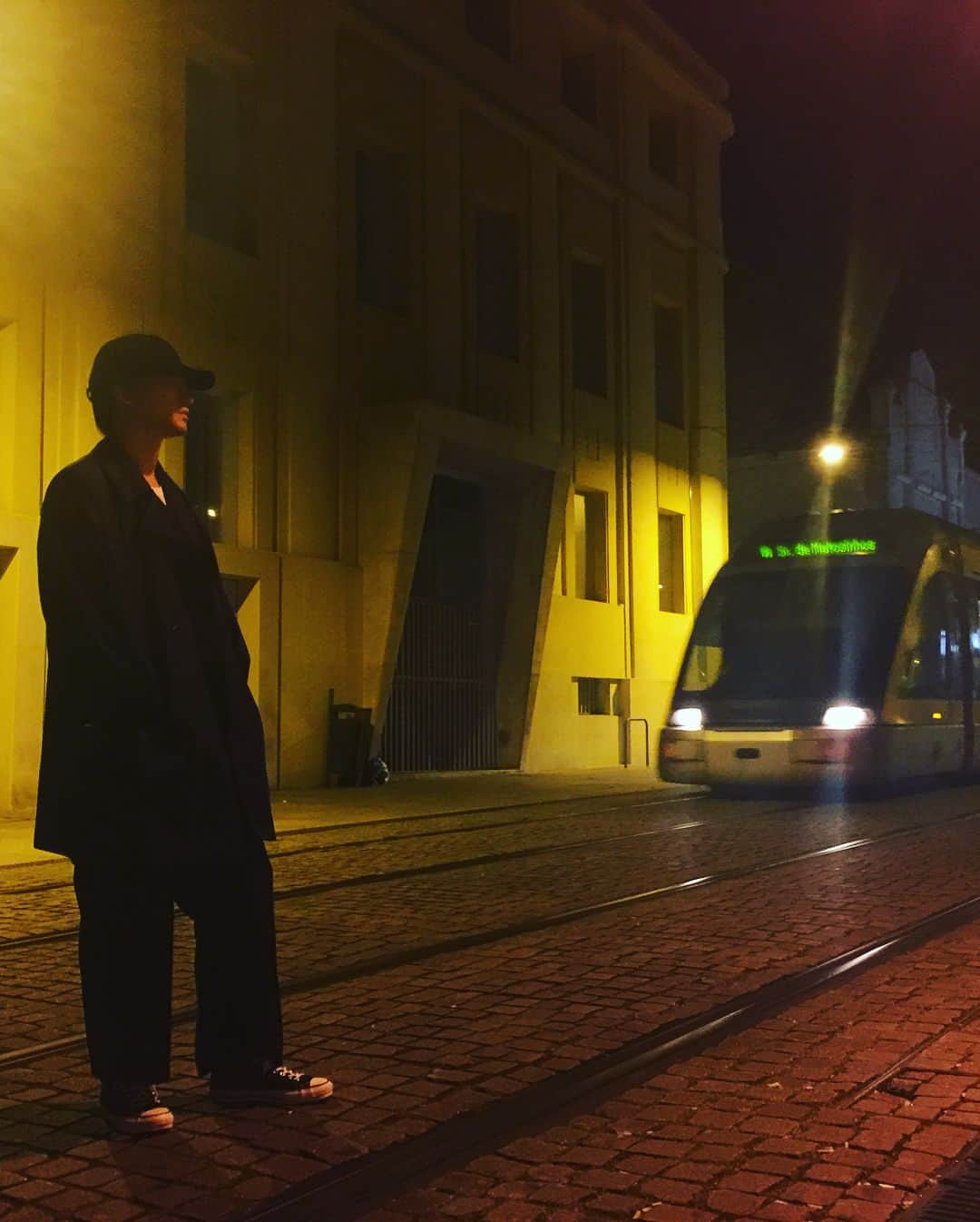 ダイキさんのインスタグラム写真 - (ダイキInstagram)「無事、ポルトガル到着しましたー！ 明日からロケ頑張ります！ おやすみ。 #ホテル前 #電車 #goodnight」5月16日 9時13分 - daiki_sugiura0619