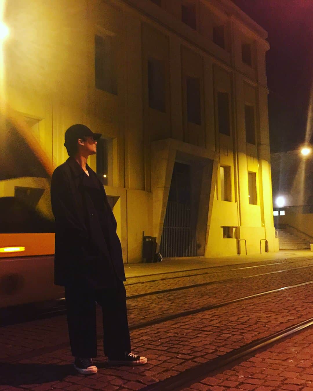 ダイキさんのインスタグラム写真 - (ダイキInstagram)「無事、ポルトガル到着しましたー！ 明日からロケ頑張ります！ おやすみ。 #ホテル前 #電車 #goodnight」5月16日 9時13分 - daiki_sugiura0619