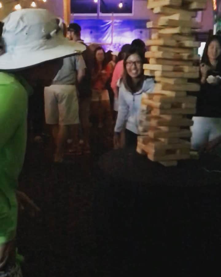 ヴィッキー・ハーストのインスタグラム：「@tiffjoh playing by her own @jenga rules tonight. @pk_kongkraphan14 😂😂 @jenga @lpga_tour #lpga #lpgaseewhy #seewhyitsdifferentouthere #itsverydifferentouthere #pksface #hitthejengagymtiff」