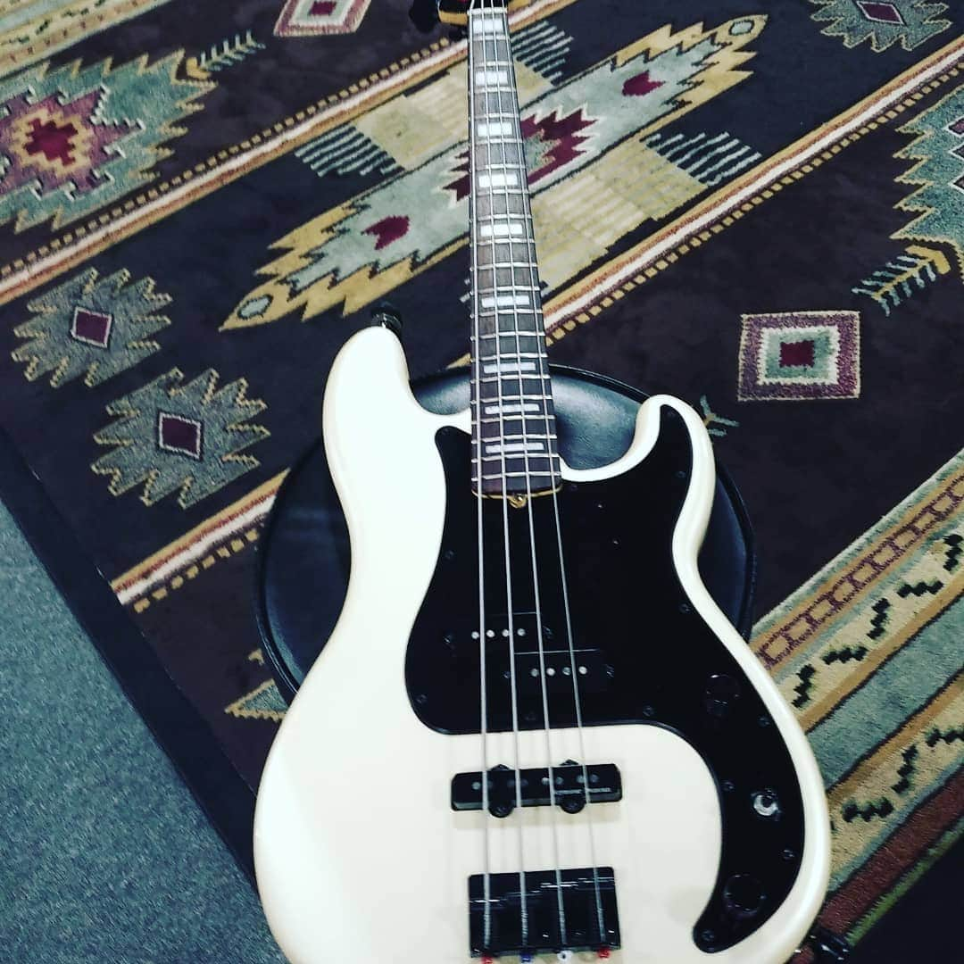 ダフ・マッケイガンさんのインスタグラム写真 - (ダフ・マッケイガンInstagram)「I know I've posted this bass before somewhere....but g*dAMN..it plays and sounds so good. @fender」5月16日 9時55分 - duffmckagan