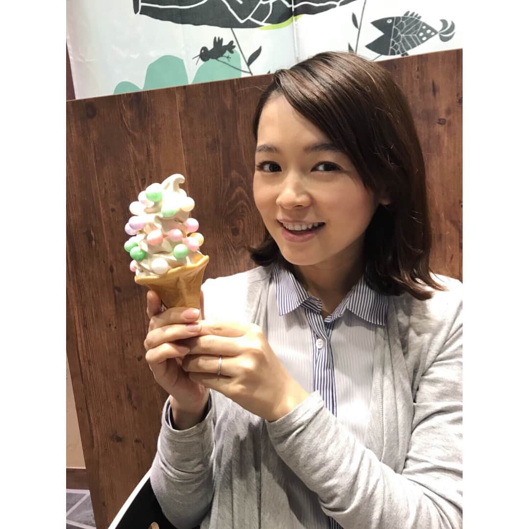 藤澤恵麻さんのインスタグラム写真 - (藤澤恵麻Instagram)「GWに故郷の高松に帰省し、この日は地元で人気のケーキ屋さん「ルーヴ」で友人達とお茶をしました。 私が選んだのは、香川名産の「おいり」と「和三盆」を使ったソフトクリーム。 和三盆の優しい甘みとおいりの口溶けが相まって、とても美味しかったです。 友人達と過ごす楽しい時間、またひとつ良い思い出ができました。  #恵麻 #ema #香川 #高松 #ルーヴ #スイーツ #おいり #ソフトクリーム #和三盆 #イチゴ #GW」5月16日 9時58分 - ema_fujisawa_official