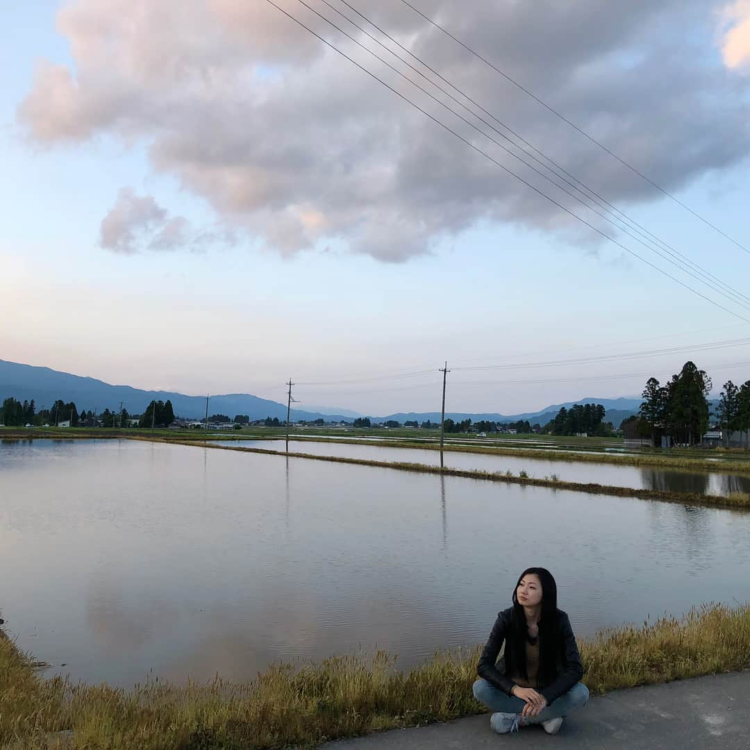 市原彩花さんのインスタグラム写真 - (市原彩花Instagram)「ここが、山形県飯豊町。 #いいでまち #山形#yamagata#飯豊町#飯豊#田んぼ#水田#水面反射#夕焼け#sunset 4枚目からはお隣の長井市✨  #風林堂 にご当地ジェラート食べに行ったら偶然 #おらんだラジオ の収録してて、私達も参加😂 5/28の10時と19時から流れるかもだからアプリダウンロードして聞いてね😆 #羽前成田駅#黒獅子#白つつじ公園 . 収録終わったあとインスタの話になって 「え！？フォロワー3.2万人！？長井市の人口2.7万人よりも多いよ！！」って言われて大爆笑😂 人口超えた😂」5月16日 12時01分 - ayaka_ichihara