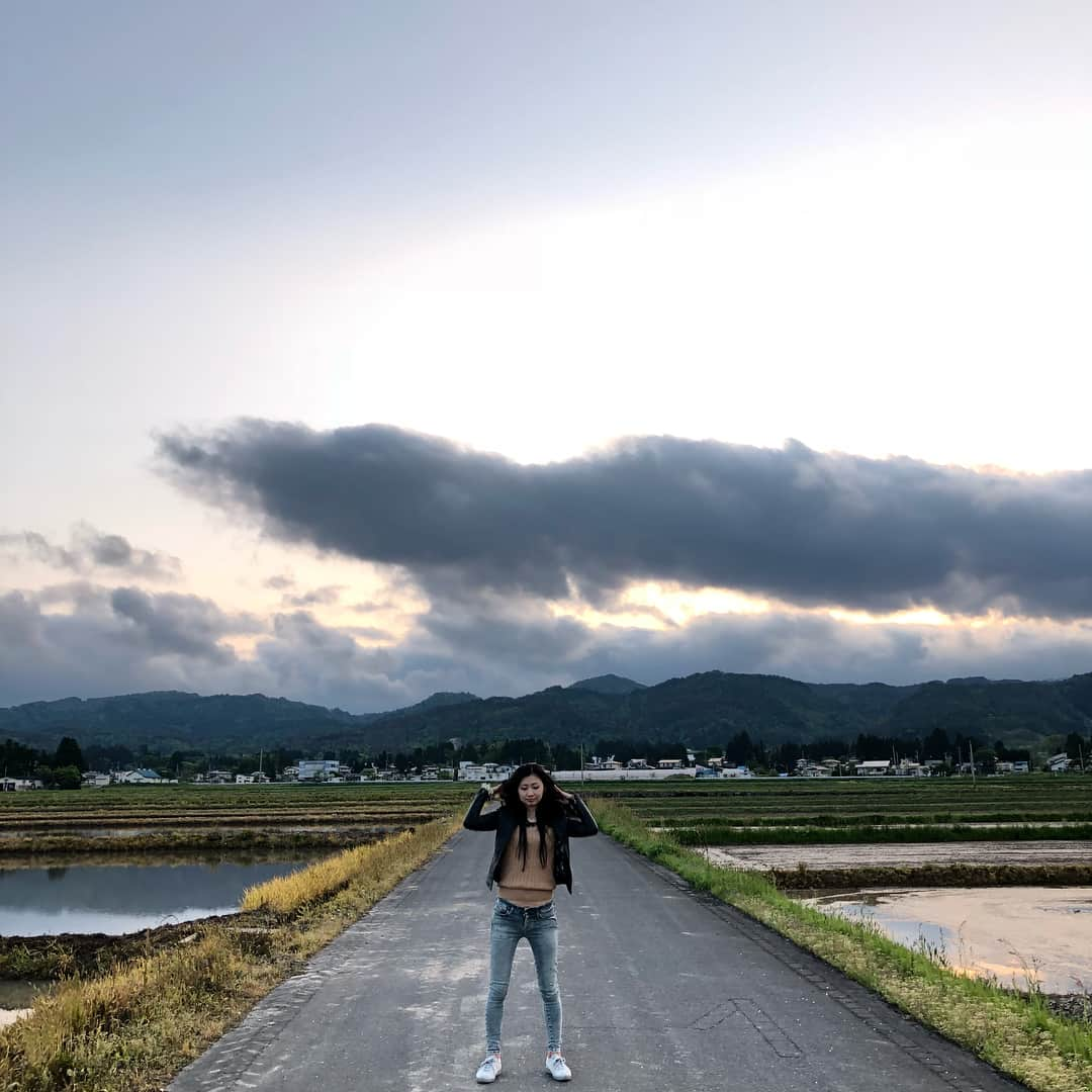 市原彩花さんのインスタグラム写真 - (市原彩花Instagram)「ここが、山形県飯豊町。 #いいでまち #山形#yamagata#飯豊町#飯豊#田んぼ#水田#水面反射#夕焼け#sunset 4枚目からはお隣の長井市✨  #風林堂 にご当地ジェラート食べに行ったら偶然 #おらんだラジオ の収録してて、私達も参加😂 5/28の10時と19時から流れるかもだからアプリダウンロードして聞いてね😆 #羽前成田駅#黒獅子#白つつじ公園 . 収録終わったあとインスタの話になって 「え！？フォロワー3.2万人！？長井市の人口2.7万人よりも多いよ！！」って言われて大爆笑😂 人口超えた😂」5月16日 12時01分 - ayaka_ichihara