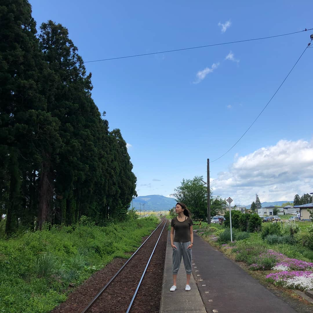 市原彩花さんのインスタグラム写真 - (市原彩花Instagram)「ここが、山形県飯豊町。 #いいでまち #山形#yamagata#飯豊町#飯豊#田んぼ#水田#水面反射#夕焼け#sunset 4枚目からはお隣の長井市✨  #風林堂 にご当地ジェラート食べに行ったら偶然 #おらんだラジオ の収録してて、私達も参加😂 5/28の10時と19時から流れるかもだからアプリダウンロードして聞いてね😆 #羽前成田駅#黒獅子#白つつじ公園 . 収録終わったあとインスタの話になって 「え！？フォロワー3.2万人！？長井市の人口2.7万人よりも多いよ！！」って言われて大爆笑😂 人口超えた😂」5月16日 12時01分 - ayaka_ichihara