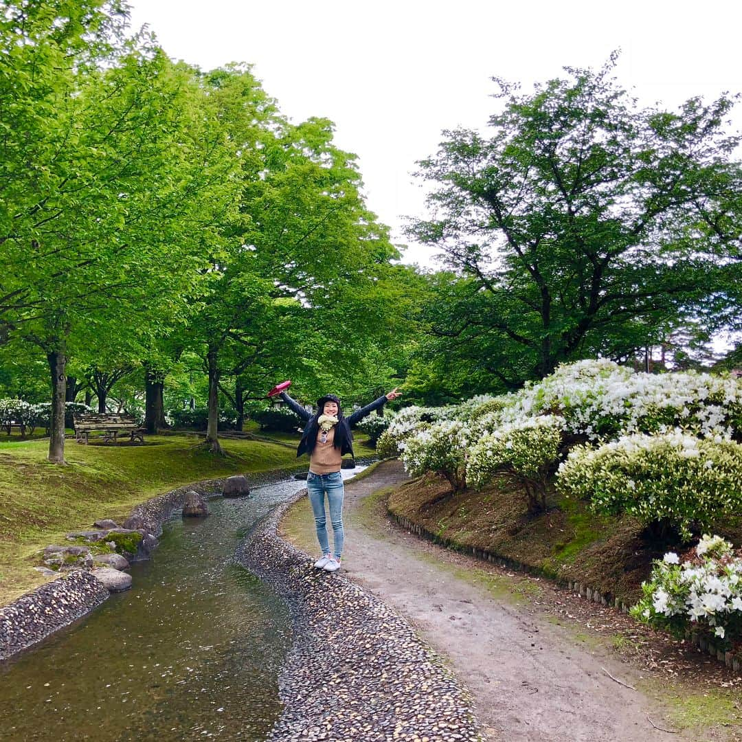 市原彩花さんのインスタグラム写真 - (市原彩花Instagram)「ここが、山形県飯豊町。 #いいでまち #山形#yamagata#飯豊町#飯豊#田んぼ#水田#水面反射#夕焼け#sunset 4枚目からはお隣の長井市✨  #風林堂 にご当地ジェラート食べに行ったら偶然 #おらんだラジオ の収録してて、私達も参加😂 5/28の10時と19時から流れるかもだからアプリダウンロードして聞いてね😆 #羽前成田駅#黒獅子#白つつじ公園 . 収録終わったあとインスタの話になって 「え！？フォロワー3.2万人！？長井市の人口2.7万人よりも多いよ！！」って言われて大爆笑😂 人口超えた😂」5月16日 12時01分 - ayaka_ichihara