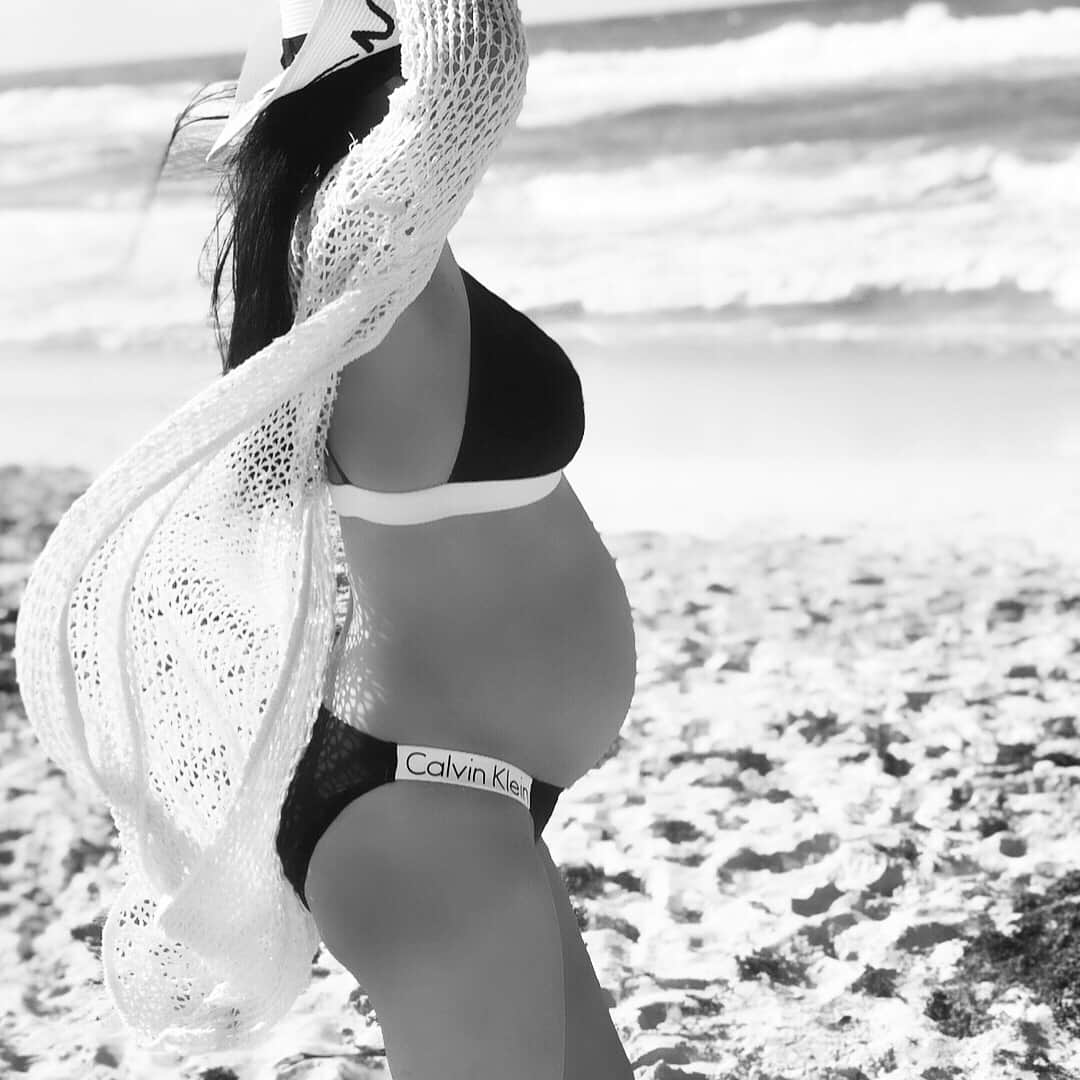 中鉢明子さんのインスタグラム写真 - (中鉢明子Instagram)「🇨🇺La Habana🏖#caribbeanbeach  #pregnantphoto #マタニティーフォト #妊娠9ヶ月(🇯🇵9/10months) #8months #pregnant(🇺🇸8/9months)  #itsaboy #第二子 #妊婦 #水着 #ママ水着 #swimsuit #CalvinKlein #calvinkleinswimsuit #memory #cuba #havana #santamariabeach #pregnantandperfect #pregnantbelly #pregnantmom #Japanesemom #キューバ #ハバナ #海 #blackandwhite」5月16日 12時37分 - akiko_harlem