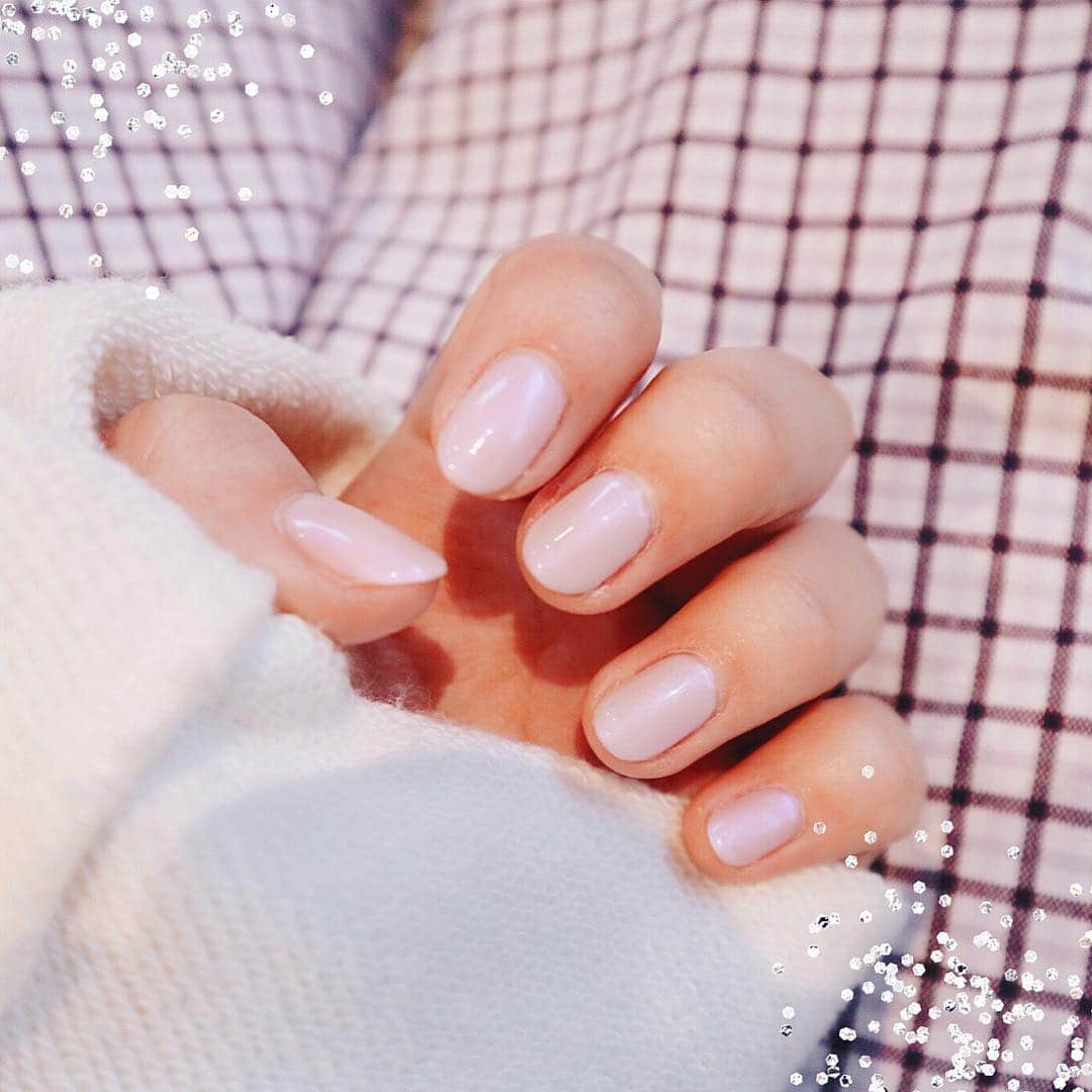 菅本裕子さんのインスタグラム写真 - (菅本裕子Instagram)「久しぶりに#ジェルネイル 💅！﻿﻿ ﻿﻿ 微妙に親指のピンク→小指のパープルに、グラデになってるの😳おしゃ、、﻿﻿ ﻿﻿ オーロラヴェールを重ねて、シンプルだけど他とは被らないデザインにしてもらったよ🙇‍♀️💓﻿﻿ ﻿﻿ 白っぽいさわやかな色味だから、暑くなってきた今の季節にぴったりかなあって😘！﻿﻿ ﻿﻿ やっぱりネイルをするとテンションが上がる！ああ女の子だ！！女の子を楽しんでる！！って😂﻿﻿ ﻿﻿ ジェルができなくても、必ず#マニキュア は塗るようにしてる、、！﻿﻿ ﻿ 今回は、原宿のSpicaさんでしたよー！ ﻿ @spica_nail ﻿﻿ みんなはジェルネイル？マニキュア？🤔﻿﻿ ﻿﻿ 聞きたいなー！♡﻿﻿ ﻿﻿ #ゆうこすネイル #オーロラネイル #オーロラヴェール #グラデネイル #ネイルデザイン #ホワイトネイル #白ネイル #パープルネイル #ピンクネイル #ピンクネイルデザイン」5月16日 12時46分 - yukos0520