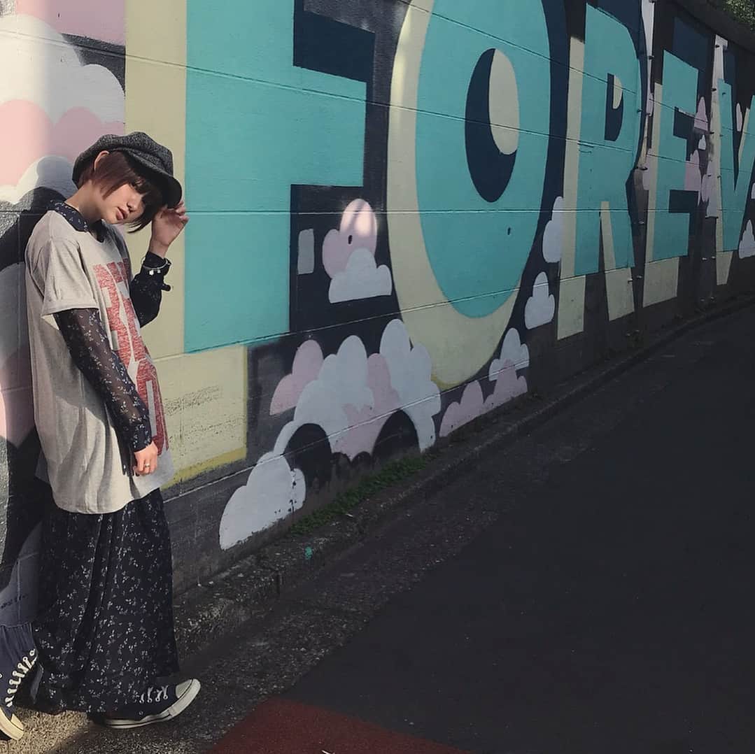 篠崎こころのインスタグラム：「髪の毛変えたって投稿 なのに帽子かぶってるし、遠い…  色々ゆるすぎだけど許して カットもカラーも最近お世話になっているlapisのコウタさん！ ありがとうございます〜🙂」