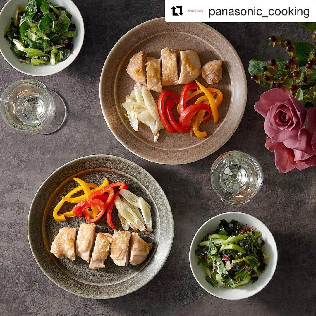 オイシックスさんのインスタグラム写真 - (オイシックスInstagram)「⠀ @panasonic_cooking さんと 「おいしい7days × Kit Oisix」をスタート❗️ ぜひご覧ください〜🍅 #Oisixのミールキット ⠀ ・・・ #Repost @panasonic_cooking (@get_repost) ・・・ 「おいしい7 days × kit Oisix」 期間中に対象商品をご購入後、CLUB Panasonicご愛用者登録をされた方の中から抽選で2,000名に「おいしい7 days × kit Oisix」スペシャルメニューをプレゼント！主菜をつくるあいだに、チャチャっと副菜まで！今日から応募スタートです！ ■ ■ 素材の良さ光る！ #越前白山鶏グリル ■ ■ 2人分 ■ お届けする食材 濃密な味わい越前白山鶏モモ　240g パプリカ黄　50g パプリカ赤　50g 長ねぎ　50g ■ ご用意いただく材料 酒　大さじ2 塩（鶏肉の下味用）　小さじ1/3 塩こしょう（添え野菜用）　少々 サラダ油　大さじ1 ■■■ 【1】パプリカを縦1cm幅に切る。長ねぎをななめ5mm幅に切る。 【2】鶏肉の水気をペーパーで拭き、ビニール袋に入れる。酒、塩を加え入れ、よくもみ込む。 【3】ビストロのグリル皿に1の肉と2の野菜を並べる。上段に入れ、操作ボタンを「手動→グリル→両面焼き上段→10分→スタート」の順に押して焼く。加熱後、焼き色がもの足りない場合は、約1-2分追加加熱する。 【4】【3】の肉に火が通ったら食べやすい大きさに切る。野菜に塩をふる。 【5】お肉の味を見て、足りなければ塩少々（分量外）で味をととのえ、野菜をお肉を皿に盛り付ける。 ※お届けする食材でつくる副菜「かつお香る！海藻と小松菜のお浸し」のつくり方は、kitに付属のレシピを参照ください。 ※商品の取扱い詳細は、付属の説明書をご覧ください。 ■■■ #ミールキット #kitoisix #oisix #料理好きと繋がりたい #クッキングラム #homecooking #おいしい7days #パナソニッククッキング #panasonic_cooking #パナソニック #panasonic」5月16日 16時08分 - oisix