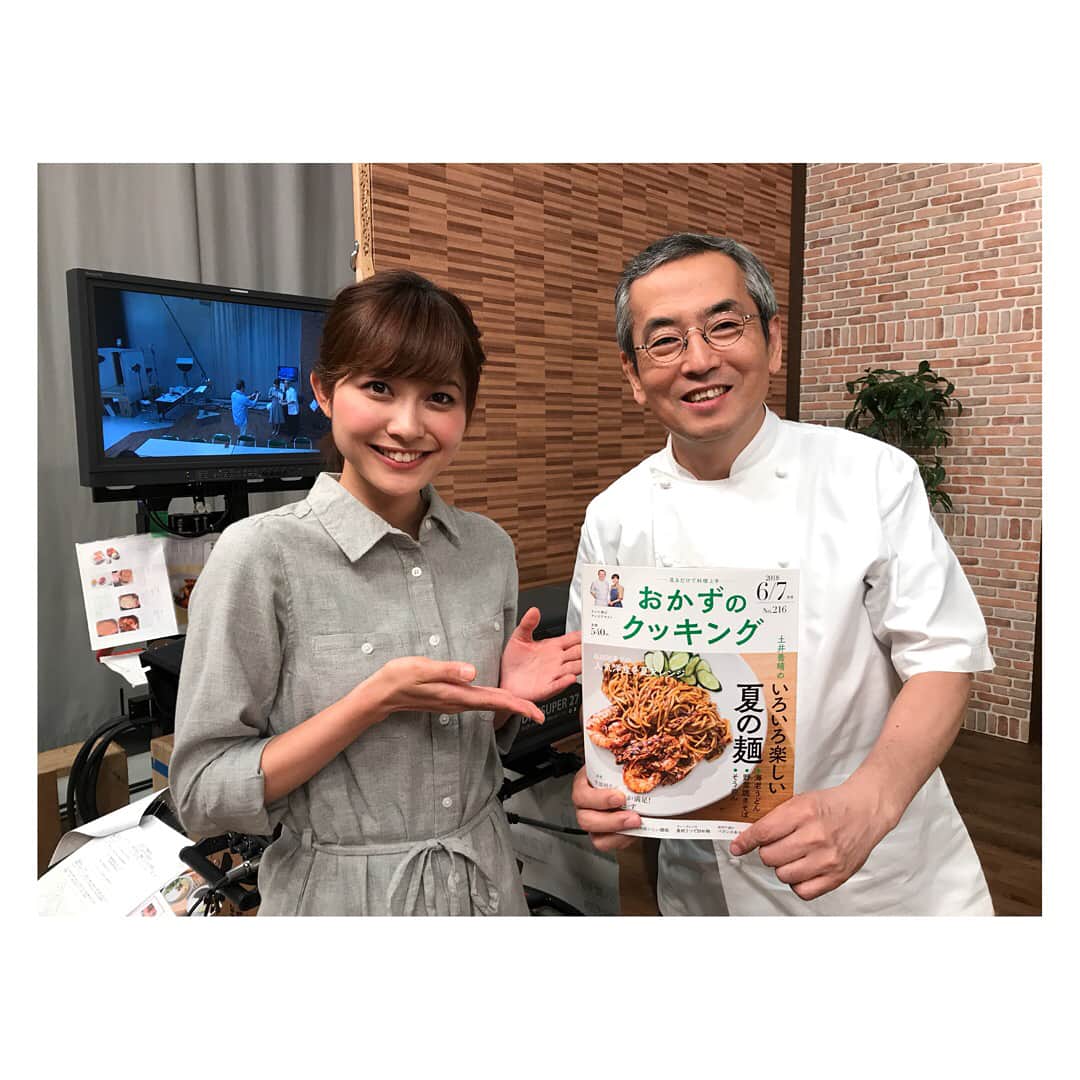 のインスタグラム：「今日はおかずのクッキングの収録です🍳 土井先生と😊✨ とっても美味しい海老うどんが表紙のテキストは間もなく発売です😋 スタジオのカメラとモニターで休憩中に遊びました😙 ＊ ＊ #テレビ朝日 #おかずのクッキング #土井善晴 先生 #久冨慶子 #アナウンサー ＊ ＊ 先日料理上手になるにはどうしたらいいですか？とご質問いただきました💡 私は料理上手とはまだまだ言えないレベルなのですが是非おかずのクッキングを見てお料理してみてください🍳 お料理の大事なことを土井先生が教えてくれます✨ #見るだけで料理上手」