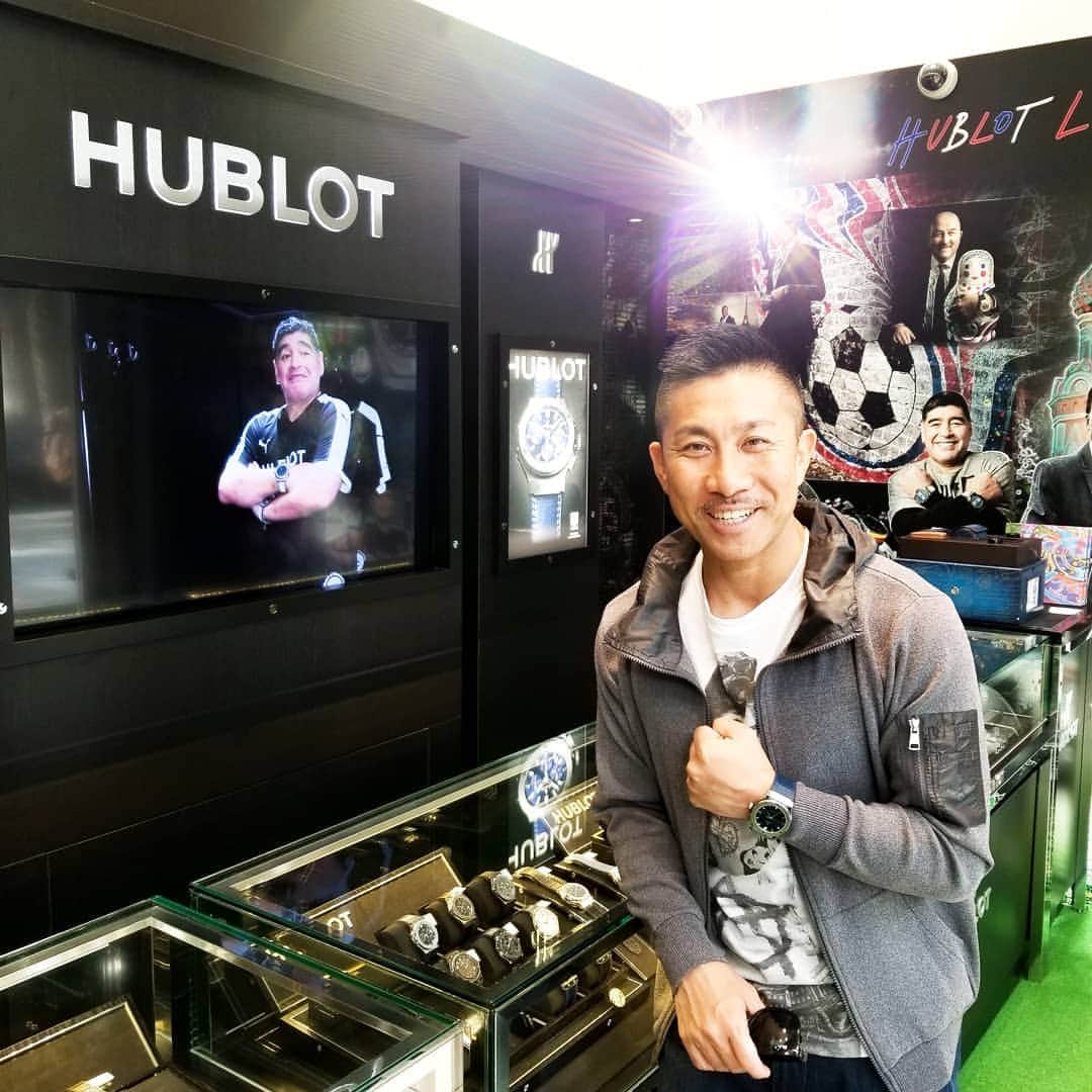 のインスタグラム：「HUBLOTポップアップブティックが期間限定で表参道ヒルズにオープン🇨🇭 2018.5/15~5/21 #hublot #hublotlovesfootball #soccer #football #ウブロ #サッカー #時計 #表参道 #前園真聖」