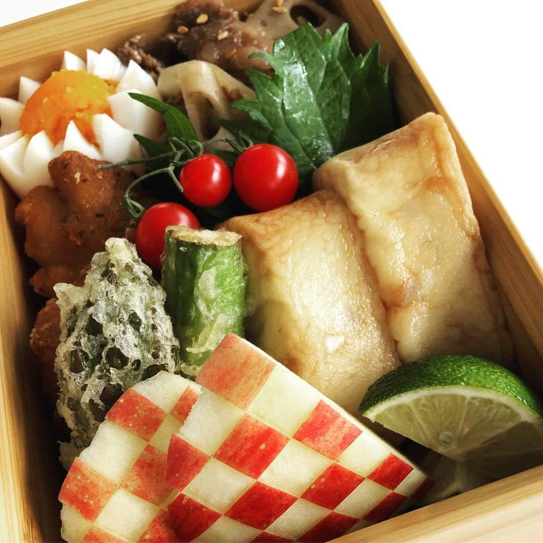 榎本加奈子さんのインスタグラム写真 - (榎本加奈子Instagram)「#お弁当 #佐々直 #おとうふかまぼこ  #北海道産 #アスパラの天ぷら #蓮根と牛肉のきんぴら  #唐揚げ #卵 #りんご#マイクロトマト  #調理実習の為おかずだけ」5月16日 18時10分 - kanako._.enomoto