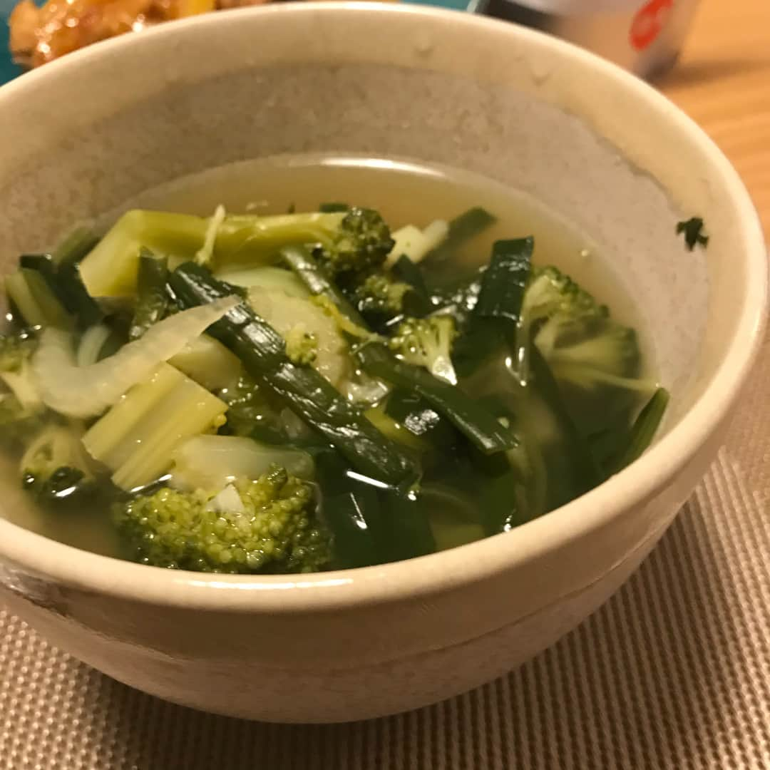 クロさんのインスタグラム写真 - (クロInstagram)「昨日の晩御飯🥢 お母さんの作る「手羽元レモン煮」が食べたくて🐓💕 母にレシピを送ってもらってつーくるー！！ 酸っぱいのと、蓮根の食感が絶賛ハマり中🌚🤙🏽💕💕 昨日の夜から牡牛座の新月も始まっとりますね♩ 昨日は夕飯後新月にお願い事なんかもしてみました🦉 詳しくはブログに書きました✍🏽✍🏽. . #クロリサ的自炊 #お家ご飯 #クッキングラム #ご飯作り修行中 #新米主婦 #妊婦 #妊娠  #プレママ #晩ごはん #instagood #instalike #日々 #妊娠7ヶ月 #初マタ #26w2d #手羽元のレモン煮 #蓮根と人参のきんぴら  #ブロッコリーニラほうれん草のスープ #トマトとアボカドは食材そのままを楽しむ #塩分ちょびっと意識中 #マタニティご飯」5月16日 18時23分 - kuro_risa