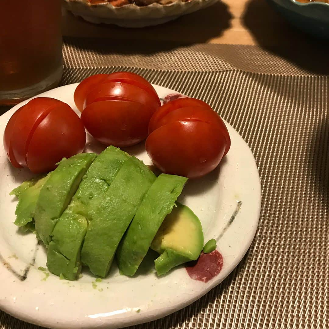 クロさんのインスタグラム写真 - (クロInstagram)「昨日の晩御飯🥢 お母さんの作る「手羽元レモン煮」が食べたくて🐓💕 母にレシピを送ってもらってつーくるー！！ 酸っぱいのと、蓮根の食感が絶賛ハマり中🌚🤙🏽💕💕 昨日の夜から牡牛座の新月も始まっとりますね♩ 昨日は夕飯後新月にお願い事なんかもしてみました🦉 詳しくはブログに書きました✍🏽✍🏽. . #クロリサ的自炊 #お家ご飯 #クッキングラム #ご飯作り修行中 #新米主婦 #妊婦 #妊娠  #プレママ #晩ごはん #instagood #instalike #日々 #妊娠7ヶ月 #初マタ #26w2d #手羽元のレモン煮 #蓮根と人参のきんぴら  #ブロッコリーニラほうれん草のスープ #トマトとアボカドは食材そのままを楽しむ #塩分ちょびっと意識中 #マタニティご飯」5月16日 18時23分 - kuro_risa