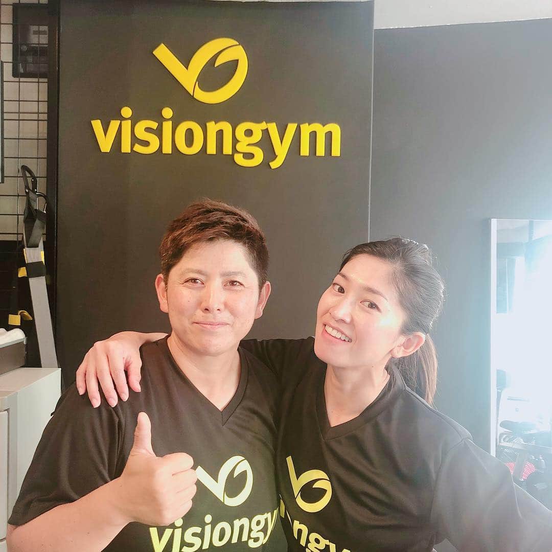 森下千里のインスタグラム：「. 天沼プロの新しいEMSを使った新しいジム。#visiongym 4時間分のトレーニングが20分で、できる！！！ 欲張ったわたしは、電気ビリビリ強め❤️ 結果、 効きすぎて、筋肉痛が4日くらい😭治らないという…。 なんでも、ほどほどがいいってことね。 とにかく効くので通ってみることにしました。 どんな変化があるのか、ドキドキ💓 . . I decided to go to the gym once a week. There has new EMS machine. We can get more load and work harder.  I guess I get more energy and sharp body. hehe. . . #gym #ジム #ダイエット #今年は締める #beauty #healthy #diet」