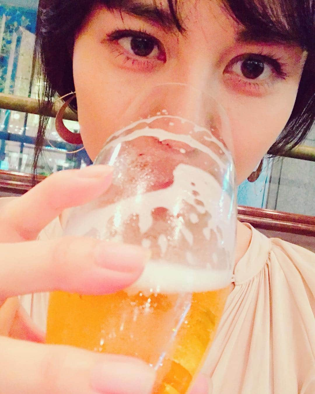 比嘉愛未さんのインスタグラム写真 - (比嘉愛未Instagram)「crank up🎉 ビールがうまいっ🍺💕 #バカボンのパパよりバカなパパ  #NHK土曜ドラマ #6月30日から #目ヂカラ強め #眉毛強化中」5月16日 18時42分 - higa_manami