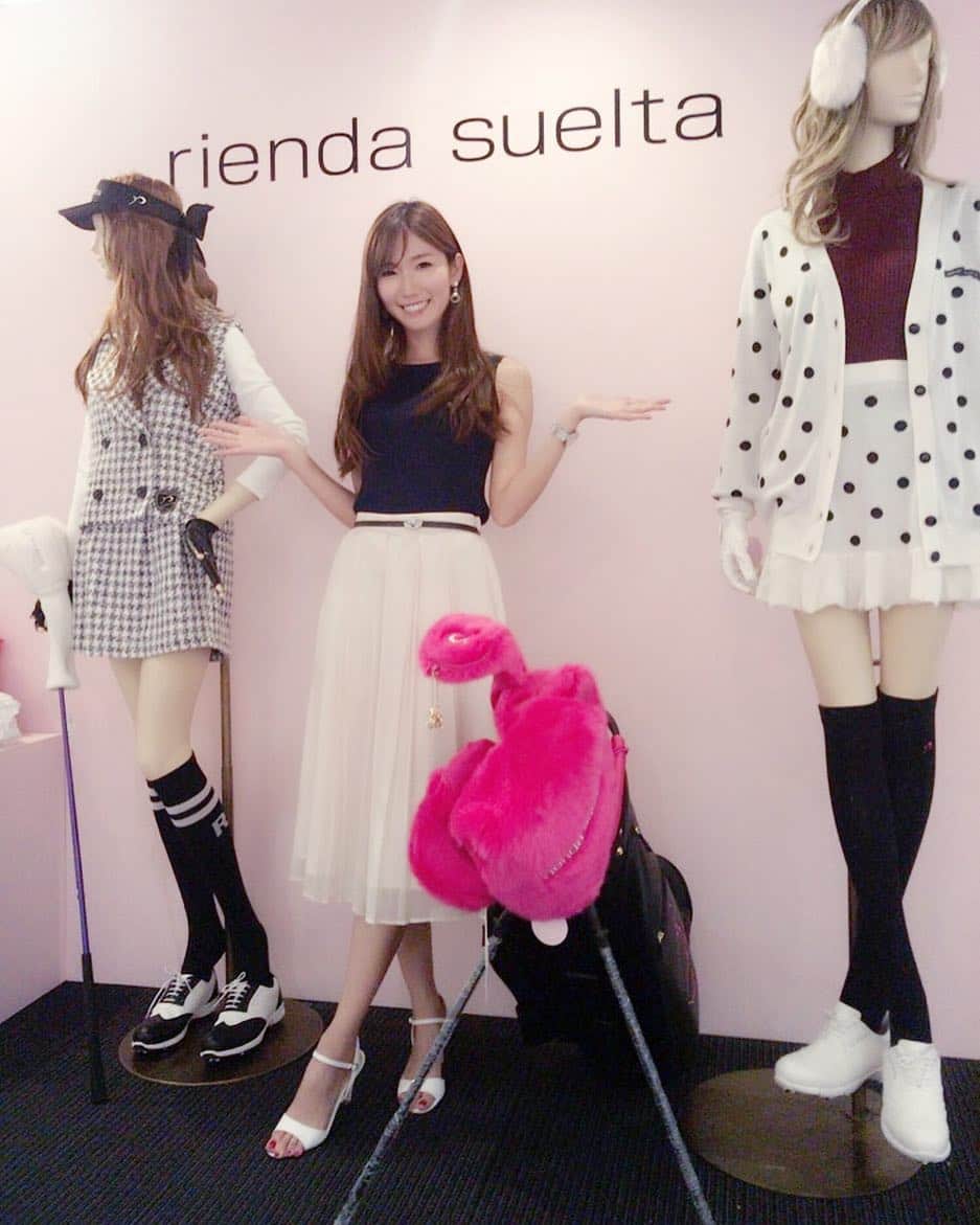 のインスタグラム：「rienda sueltaの秋冬展示会にお邪魔させていただきました❤️ 春夏も可愛かったけど、秋冬がこれまたかわいいー😍💕私はほぼ決めかけていたセットアップをやめ、白のセーターのセットアップにしました❤️前からはもちろん、後ろ姿がかわいいんだなーこれ💕早く皆さんにお披露目したいです！11月くらいまで待っててください（笑） . それにしても方向音痴が一向に直りません。駅から徒歩3分の場所なのになぜか15分かかりました。なんでだろう🤔 . 明日はGTBカップ⛳️なので早く帰って寝まーす😪 . . . @riendasuelta_golf . #GTバーディーズ #ゴルフトゥデイ #ゴルフ #golf #instagolf #ゴルフ女子 #asiangirl #japanesegirl  #高尔夫球 #골프 #ゴルフコーデ #ゴルフコーディネート #ゴルフウェア  #riendasuelta」