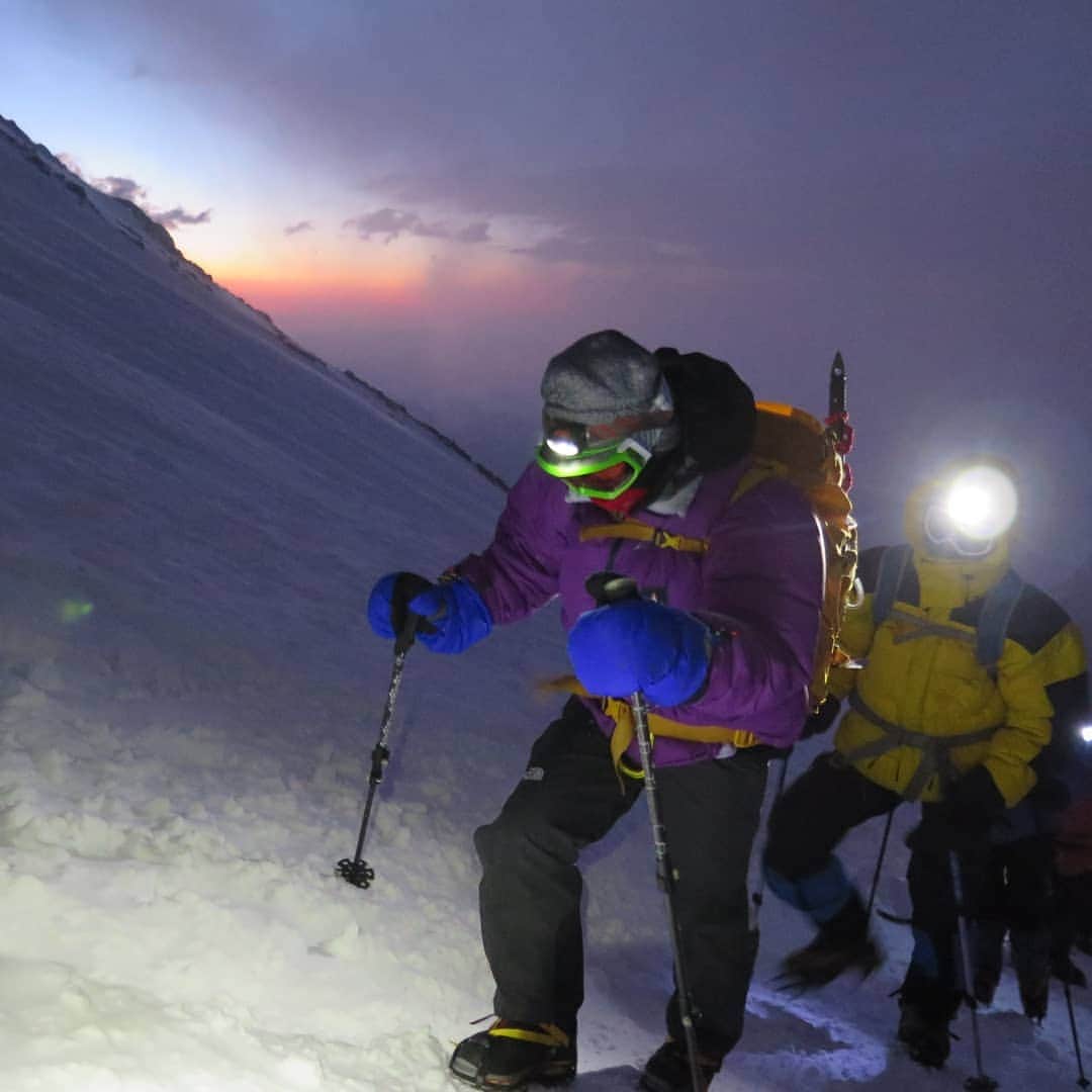 dac7summitsのインスタグラム：「プロジェクト広報担当です！ 今日は2014.8.18に登頂したプロジェクト第4弾・エルブルスについてご紹介します！  現在エベレストで果敢な挑戦を続けている前山敏行は、このエルブルスの挑戦から、山に魅了されました！  前山に加え、女性2名の計3名で挑んだエルブルスですが、あまり知らないという方も多いかもしれないので簡単にご紹介を☝️ エルブルスは、ヨーロッパ大陸最高峰で、ロシアに聳える標高5,642mの山です。【2枚目】 夏でも雪が残るほどに厳寒で、遭難者も毎年出る危険⚠️な山であり、至るところに遭難者の名前が刻まれたプレートが置かれています。【3枚目】  高度順応を行った3,000m地点ではハイキング🚶のようで、過酷な山という姿は感じられないですよね。【4枚目】  ちなみに宿泊施設は円柱の小屋。私はちょっと泊まってみたい衝動に駆られました！【5枚目】  とはいえ雪山。この足元が不安定な山道を往復して、高所に体を馴らします。【6枚目】  この2日後、いよいよアタック。前日は緊張のあまり眠れなかった😣とは後日談。  10時登頂を目指して深夜に出発したものの、それまでの晴れ続きから一転、生憎の降雪❄️真っ暗闇に加え、寒さが一層、歩みを鈍らせます。【7枚目】 【1枚目】は夜が明けてきて、登頂間近の様子。明るくなってきていますが、なんと気温は-20℃以下。。。 それでも歩みを止めずに辿り着いた山頂！【8枚目】あまりにも悪天候で、パパっと撮影をしたら、そのまま下山となったそうで、見晴らしも悪かったので山頂からの景色も堪能できなかったそう。  こうやって振り返っていると、一つ一つの山に、様々なエピソードが詰まっているなと改めて感じます☺️ いままさに奮闘中のエベレスト隊は、どんな足跡をつけているのか、吉報が待ち遠しいです👌  #エルブルス #elbrus #大陸最高峰 #セブンサミッツ #sevensummits #登山 #プロジェクト #companyproject #山好きな人と繋がりたい #山 #海外登山」