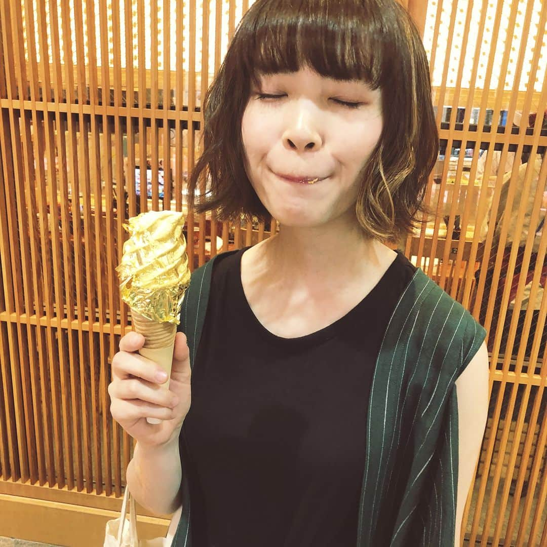 蒼山幸子さんのインスタグラム写真 - (蒼山幸子Instagram)「やっぱ一度は食べとかな、 と思い 初金箔そふと。 いただきました。 久しぶりに会った 学生の頃からの親友は すっかりお母さんの顔になり 二人だった女子会は 彼女に似た 芯の強そうな小さなレディが 加わり、三人の会になりました。 今まで何度も二人で一緒に 旅行をしたり お互いの節目を 見つめてきたけど これから先の旅の仲間が 増えたんだなあと思うと 不思議で頼もしい気持ち。 こういうのって 人生が愛おしくなる瞬間だなあと 思います。 楽しかった。 しかし金箔つきまくり😌🍦 #金沢」5月16日 19時24分 - sachiko_aoyama