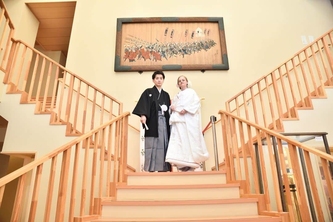 晴レの日｜HARENOHIのインスタグラム：「赤坂氷川神社の社務所内は、こんな感じで快適フォトジェニック空間なんです(*´v`*) #晴レの日 #晴レの日東京ブライダルサロン #和装 #和婚 #結婚式 #神前式 #神社結婚式 #プレ花嫁 #卒花 #日本中のプレ花嫁さんと繋がりたい #和婚をもっと盛り上げたい #花嫁会 #結婚式準備 #おめでとう #2018年春婚 #白無垢  #赤坂氷川神社 #赤坂氷川神社結婚式 #国際結婚 #kimono #weddingphotography #wedding #japan #happy #japanesewedding #internationalmarriage #cooljapan #instagood #harenohi」