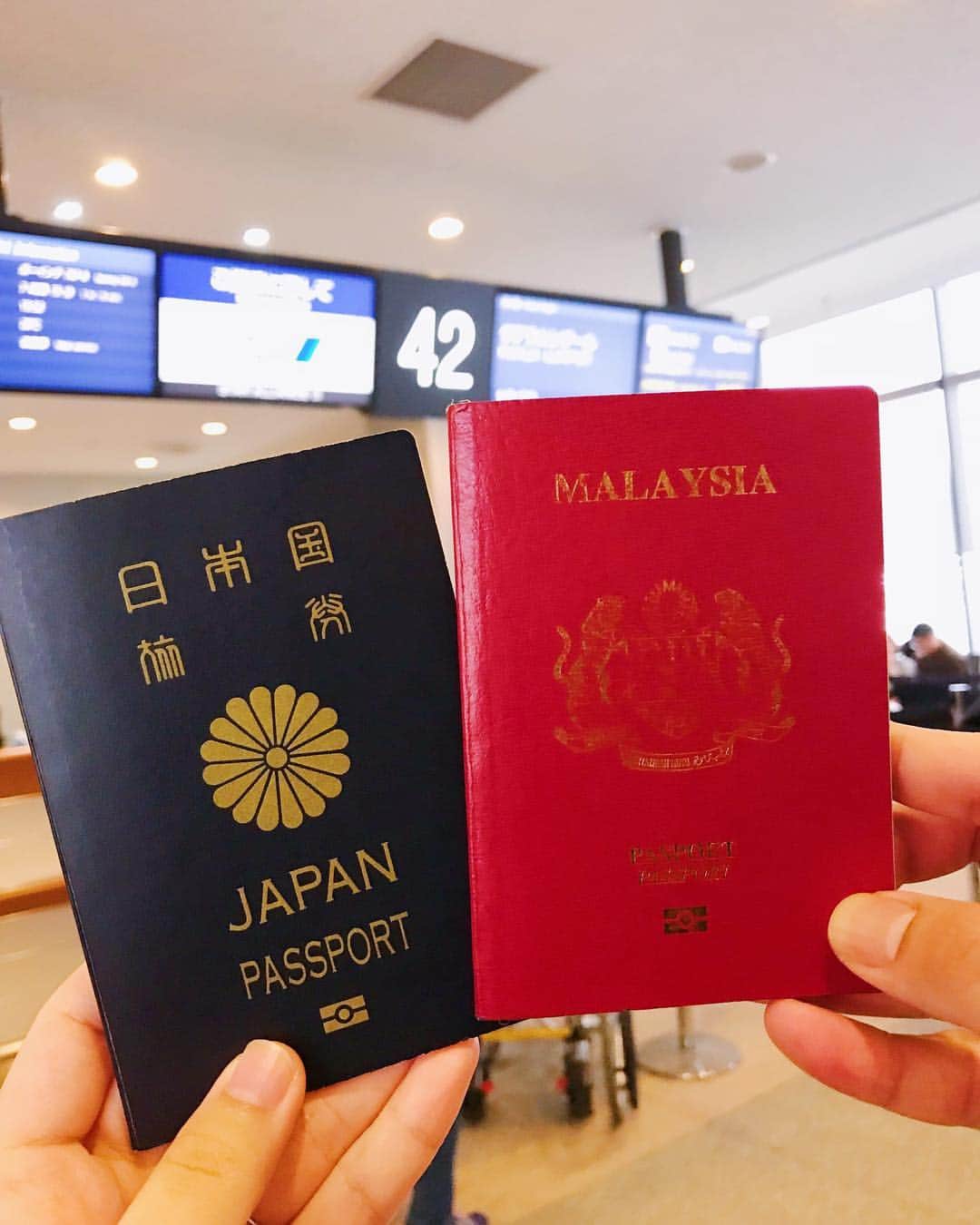 Risa Mizunoのインスタグラム：「Usually, I post upon departure but it's been almost two weeks...🇯🇵✈️ Yes, we are in Malaysia now 😊🇲🇾 My husband and I are going to spend Ramadan, Hari Raya, and open house fully in Malaysia this year. Inshallah✨ I’m so glad to come back in this time around💕 Where are you going to stay during the holy month? I wish you all blessing Ramadan!  ゴールデンウィーク初旬からマレーシアに来ています！人生3回目のラマダーン月はこちらでゆっくり過ごすことにしました✨皆さんにとって、素敵なラマダーンになりますように🙏❤️ #japanesemuslim #japanesemuslimah #muslim #muslimah #japanese #japan #tokyo #muslimahtokyo #travel #travelblogger #travellover #travellife #ramadan #hijab #tudung #日本人ムスリム #日本 #東京 #ANA旅 #マレーシア #マレーシア生活 #海外生活 #国際結婚 #🇲🇾 #🇯🇵 #ラマダーン」