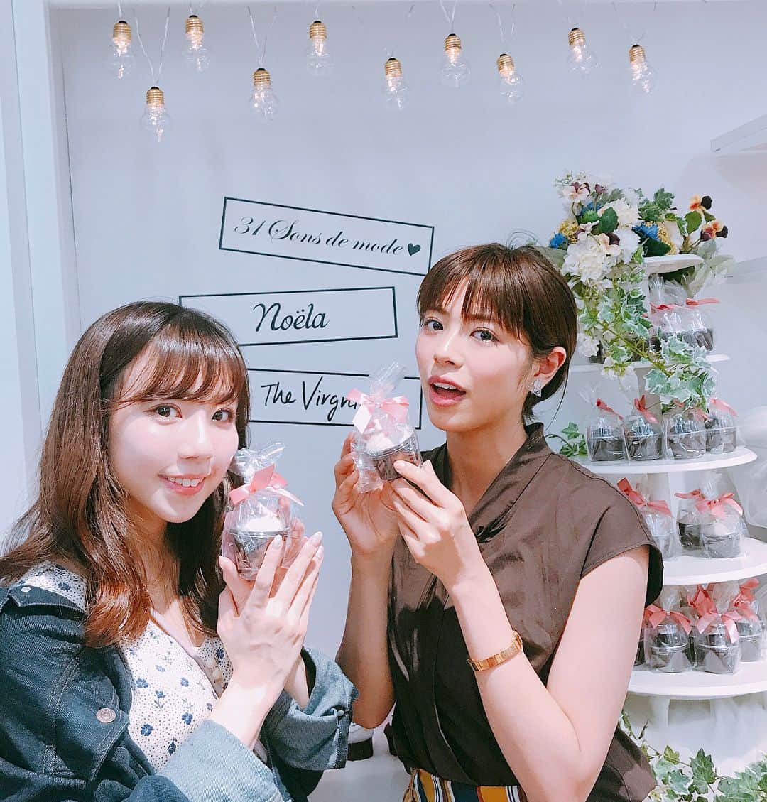 のインスタグラム：「事務所の日野麻衣ちゃんといっしょに展示会に行ってきたよ🌸 好きなブランドだったので嬉しいです🙏✨✨ 秋冬の可愛い洋服たくさん見れました😊 . おそろいのブラウス買ったよ🌸✨ . #31sdm_exhibition  #31sondemode  #Noela #thevirgnia」